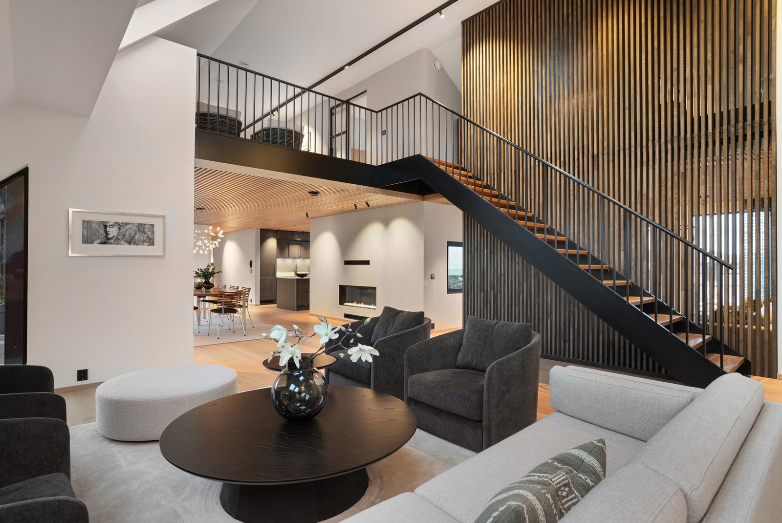 Trappen fungerer som romdeler, sammen med en stilig spilevegg fra tak til gulv. Galleribilde