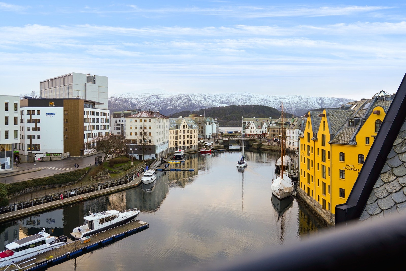 Mot sør strekker utsikten seg over Brosundet og Sunnmørsalpene, og nordover ser man mot hurtigrutekaja og øyene. Galleribilde