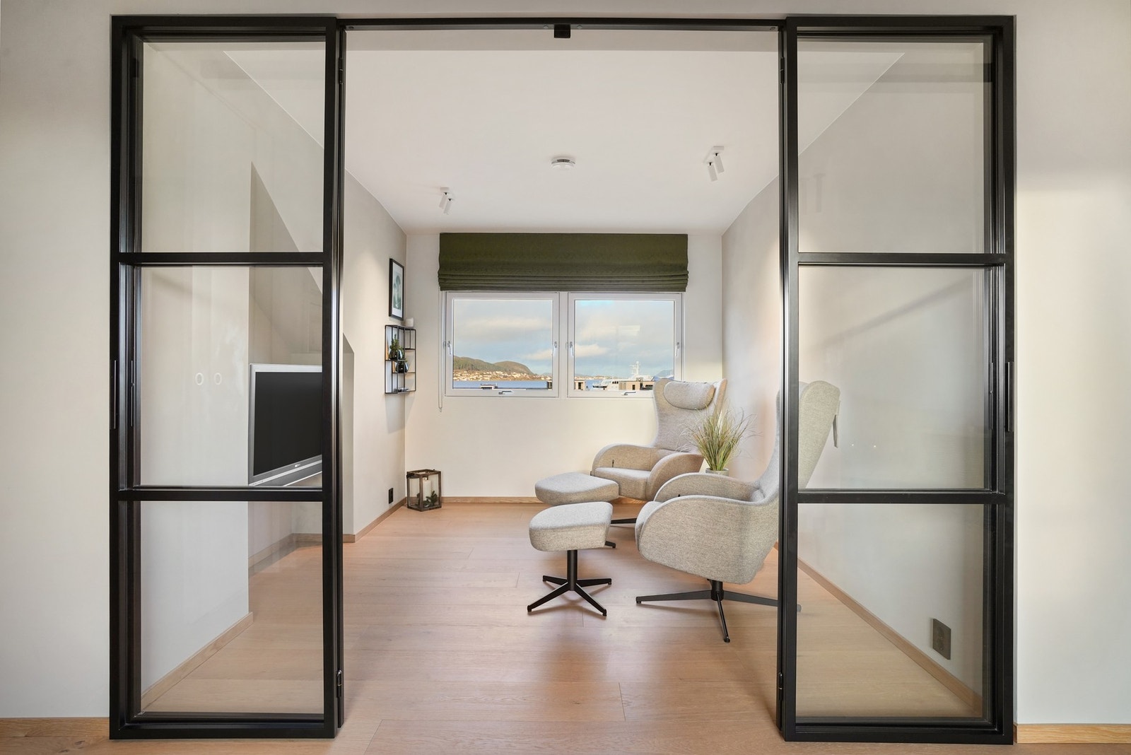 - skilles av en foldbar glassdør med sort innramming. Galleribilde