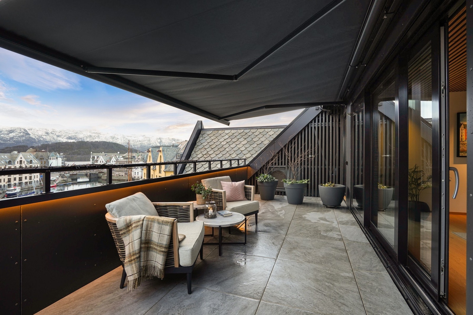 Hovedterrassen måler ca. 22 kvm, med belysning, utestikk og stor markise for ekstra komfort. Galleribilde