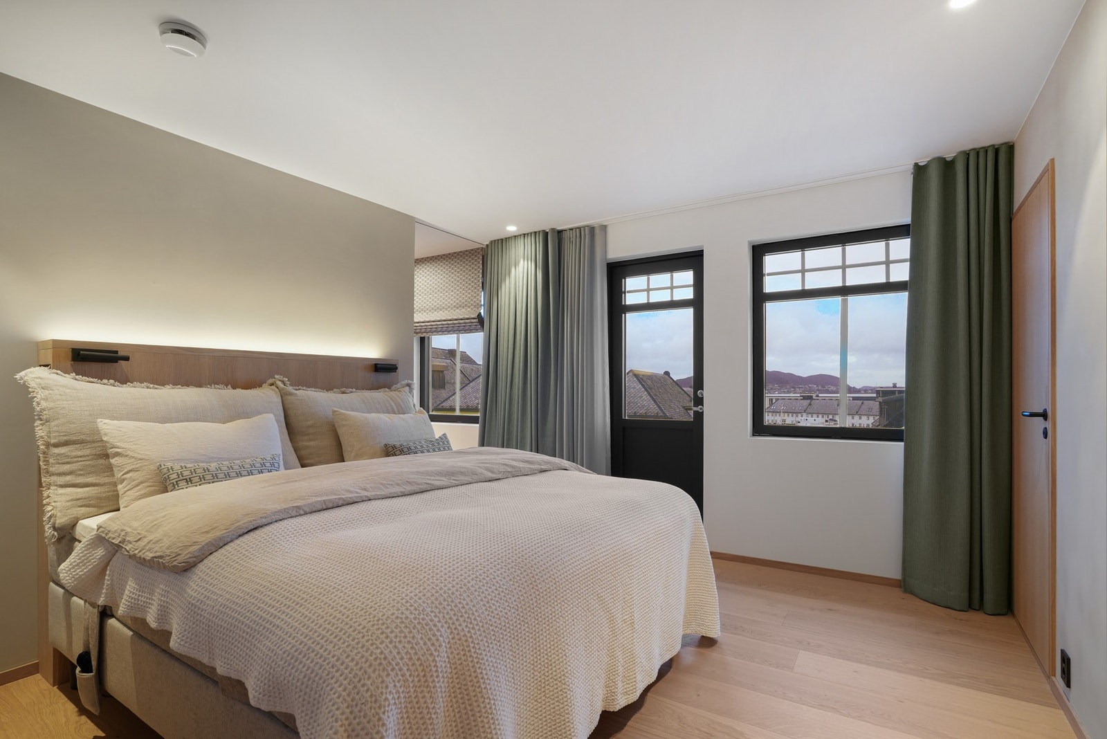 I leiligheten er det tre stilfulle soverom, fordelt med to i 6. etasje og ett i 7. etasje. Galleribilde