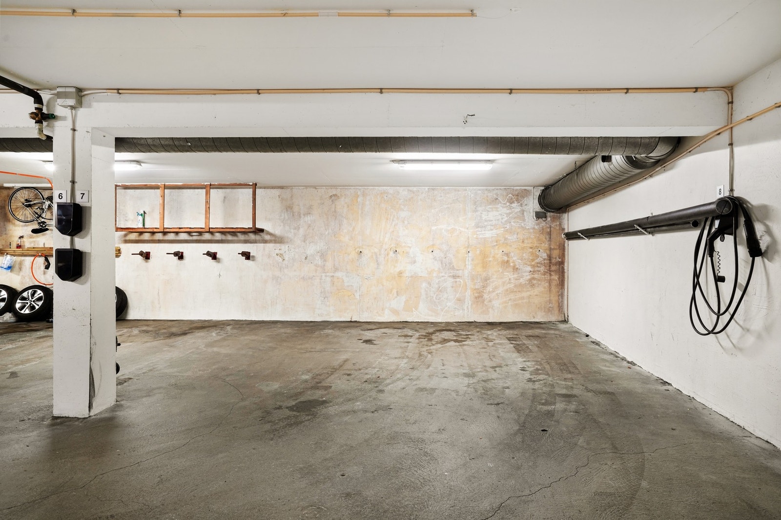 Leiligheten disponerer to garasjeplasser i et felles garasjeanlegg. Galleribilde