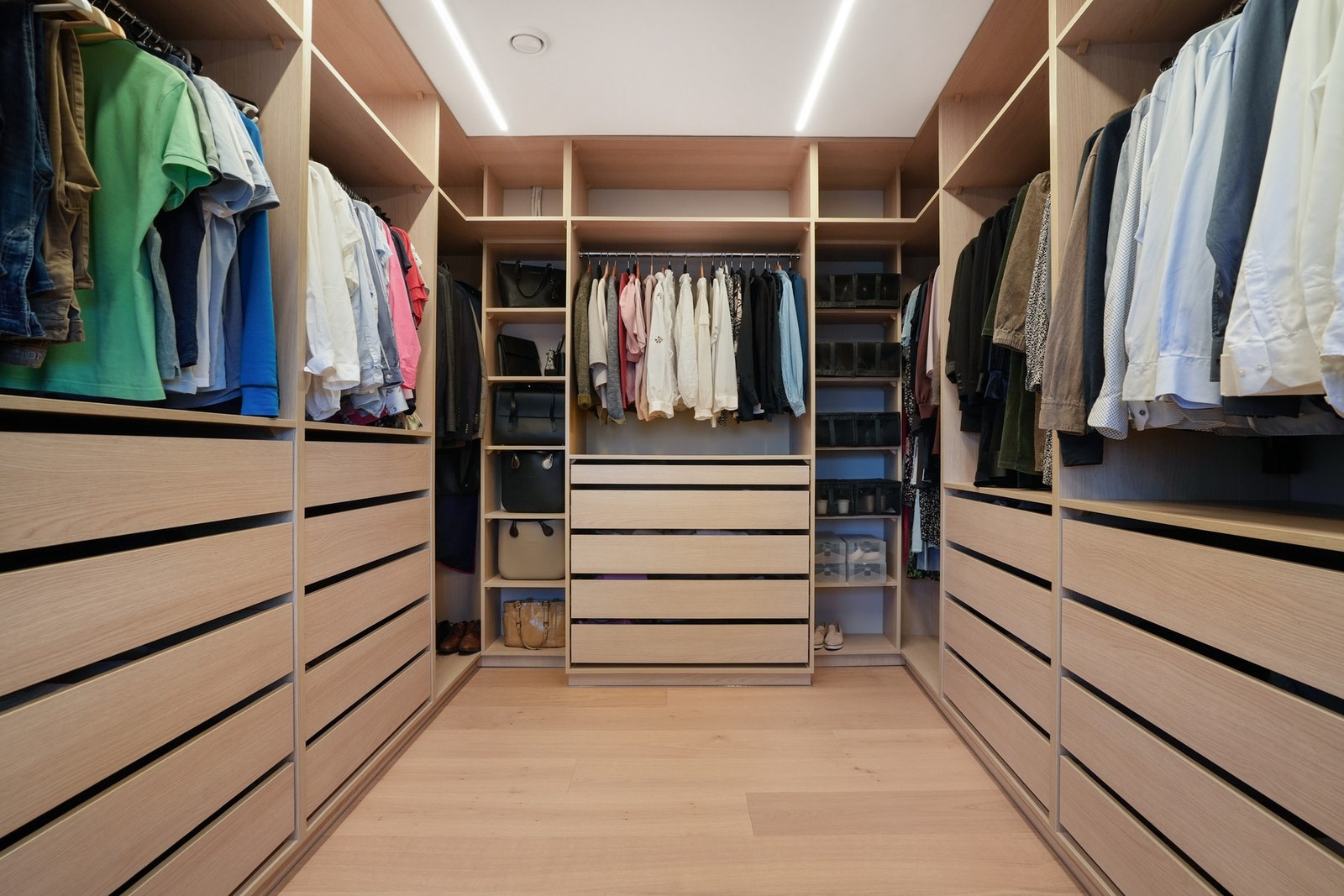 Garderoben i masterfløyen har et stort skap med hyller, skuffer og klesoppheng. Galleribilde