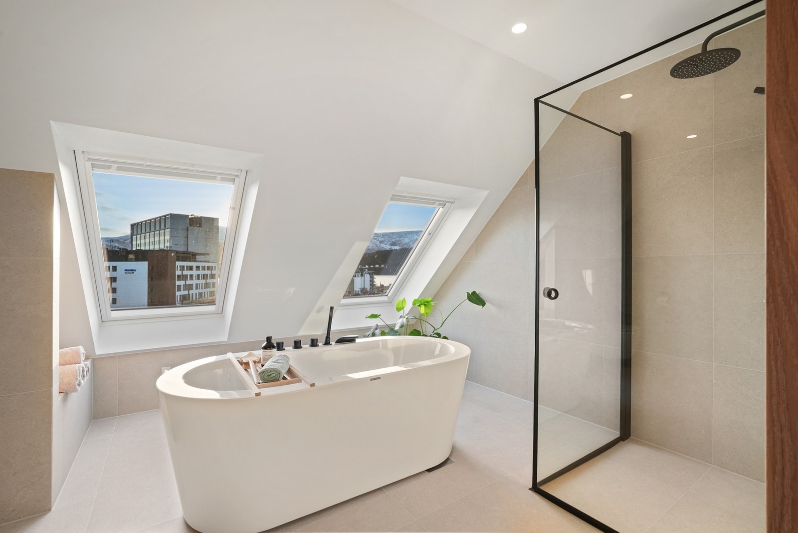 Avslappende bad tas med strålende utsikt fra store takvinduer. Galleribilde