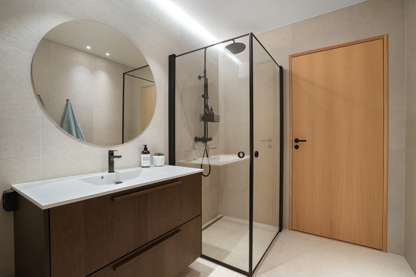 Alle badene er stilrent innredet med store, duse vegg- og gulvfliser. Galleribilde