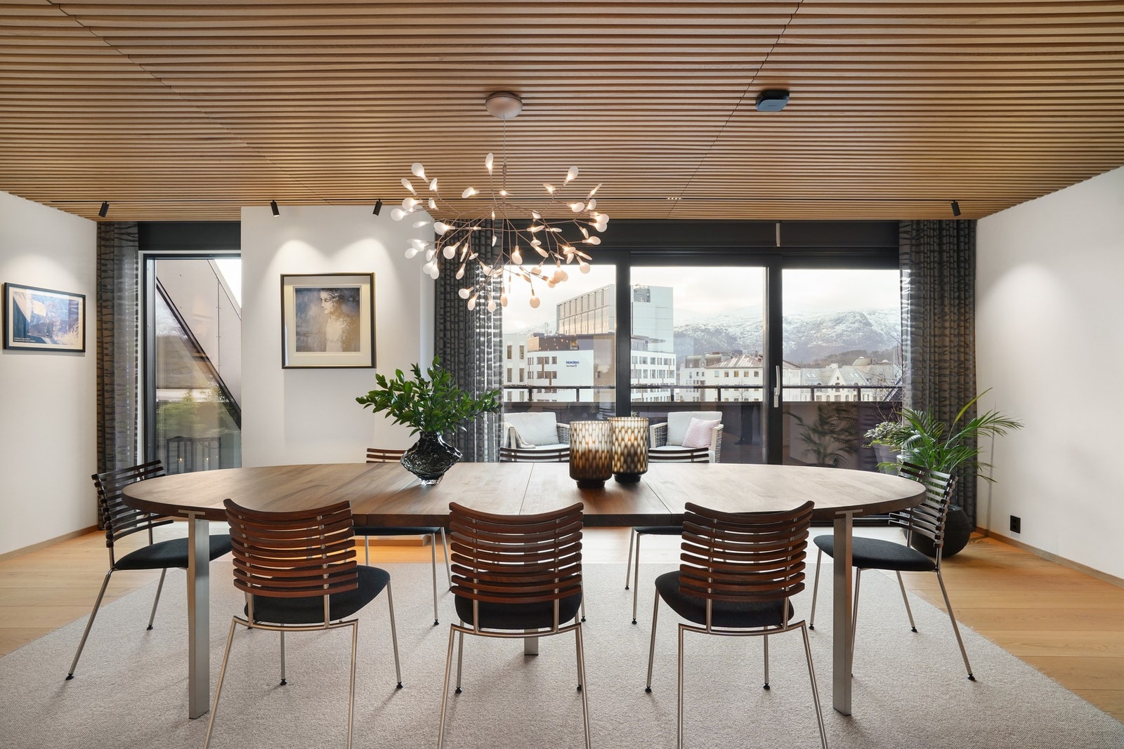 Ved kjøkkenet samles venner og familie for hyggelige måltider rundt et langbord. Galleribilde