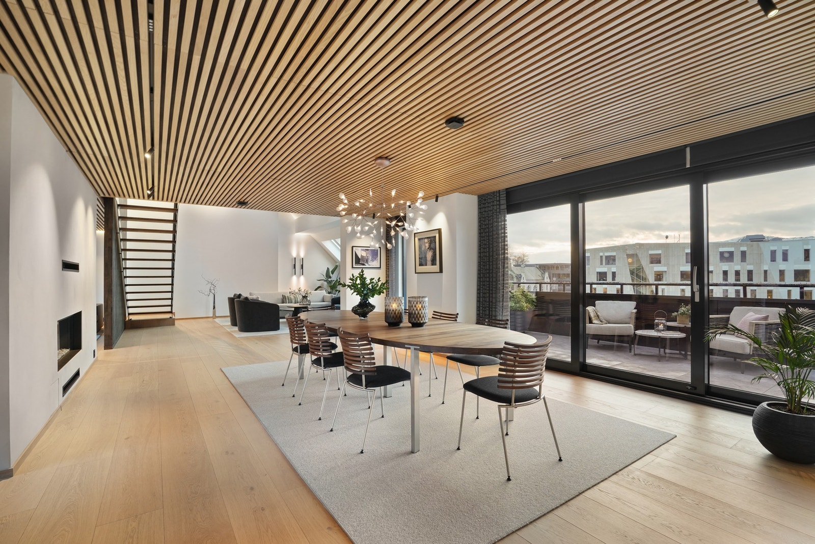 Spisestuen er innredet med trendy eikespiler i taket. Galleribilde