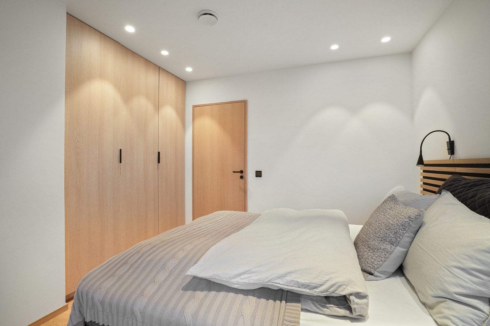 Det andre soverommet nede har tre plassbygde skap fra tak til gulv. Galleribilde