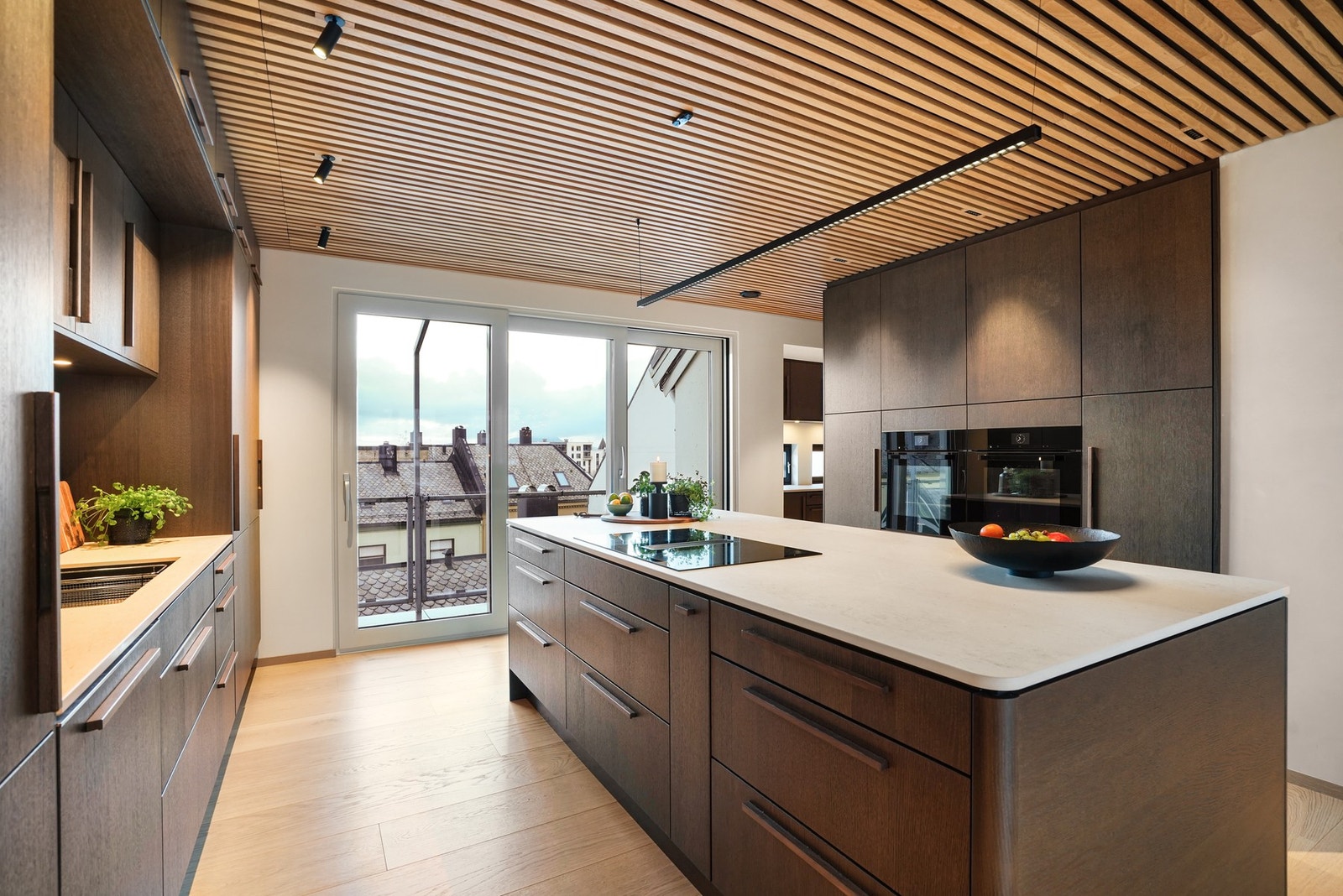 Kjøkkenet er stort, stilig og velutstyrt, med flott gjennomlys, moderne Sigdal-innredning og utsikt på begge sider. Galleribilde