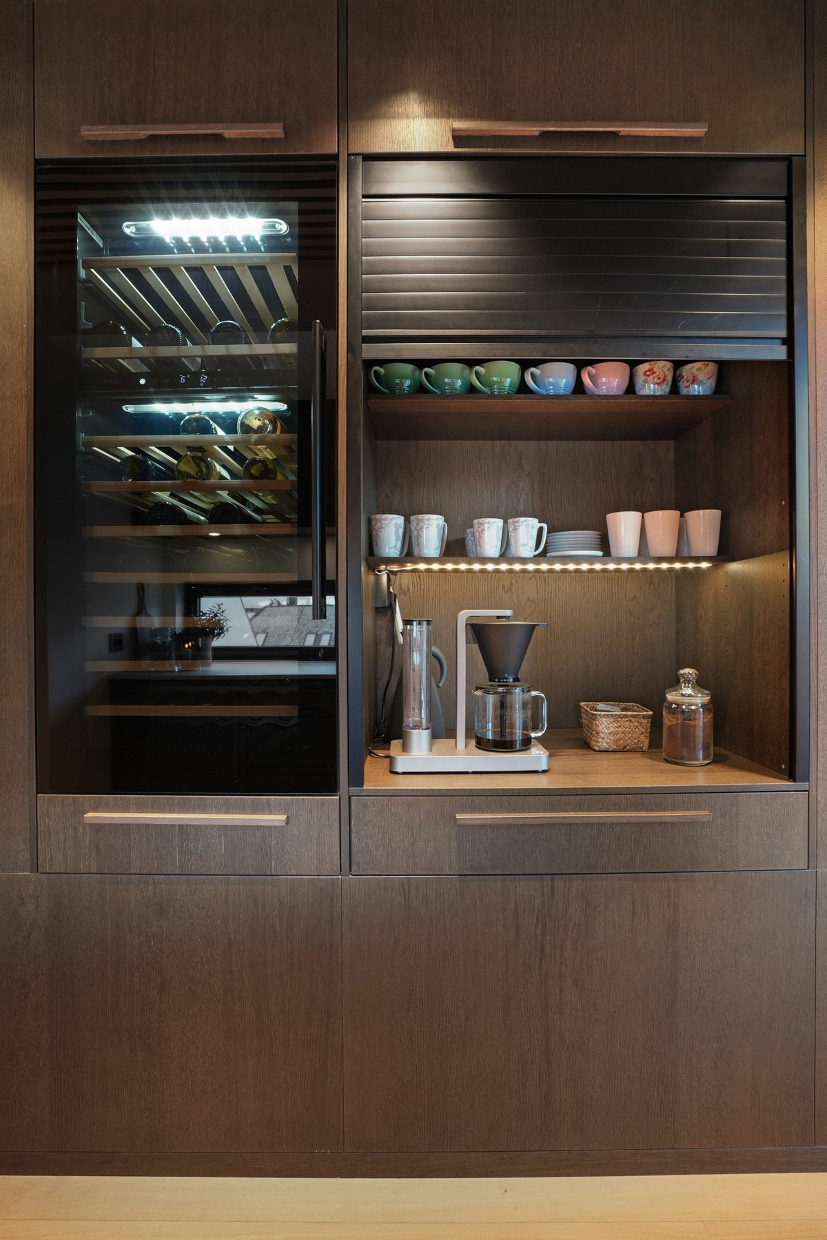 Ved siden av vinskapet har kjøkkenet et eget kaffehjørne. Galleribilde