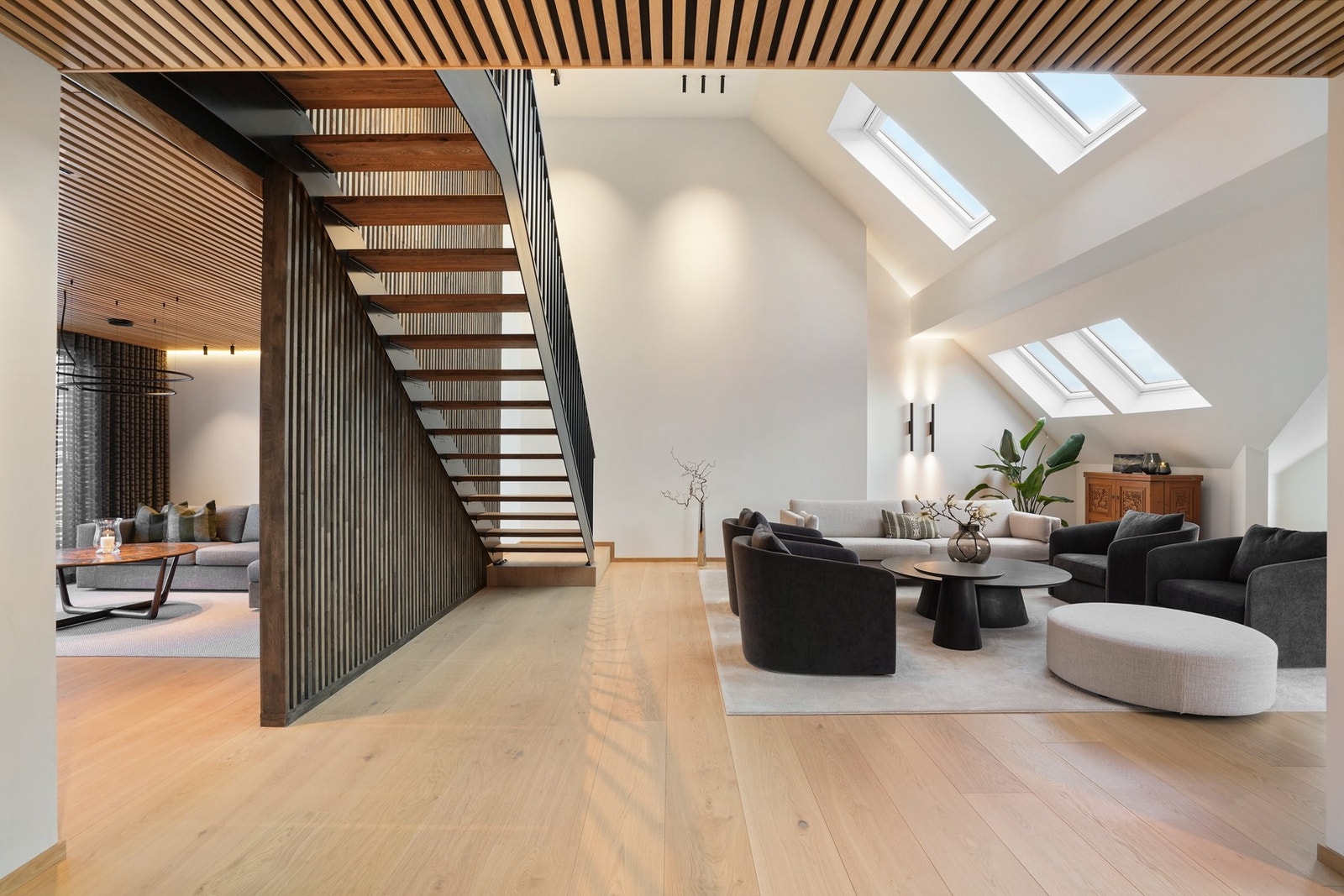 Deler av stuen har åpen himling for en upåklagelig atmosfære. Galleribilde