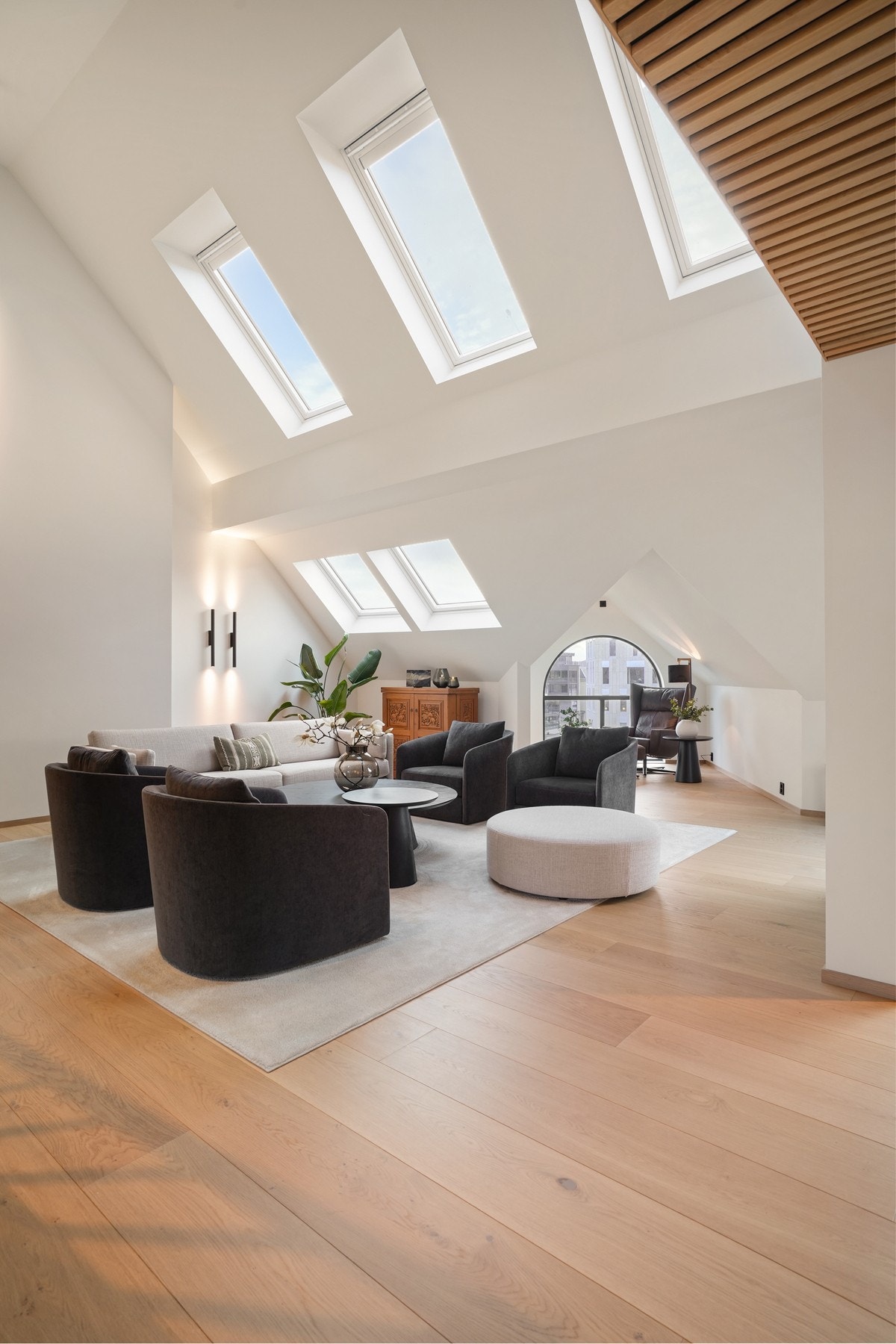 Et rom som løfter både blikket og pulsen - på den rolige måten. Galleribilde