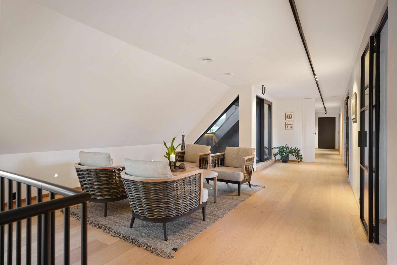 Øverst finner man to delikate stuer, ekstra oppholdsrom for lek, vennebesøk og avslapning. Galleribilde