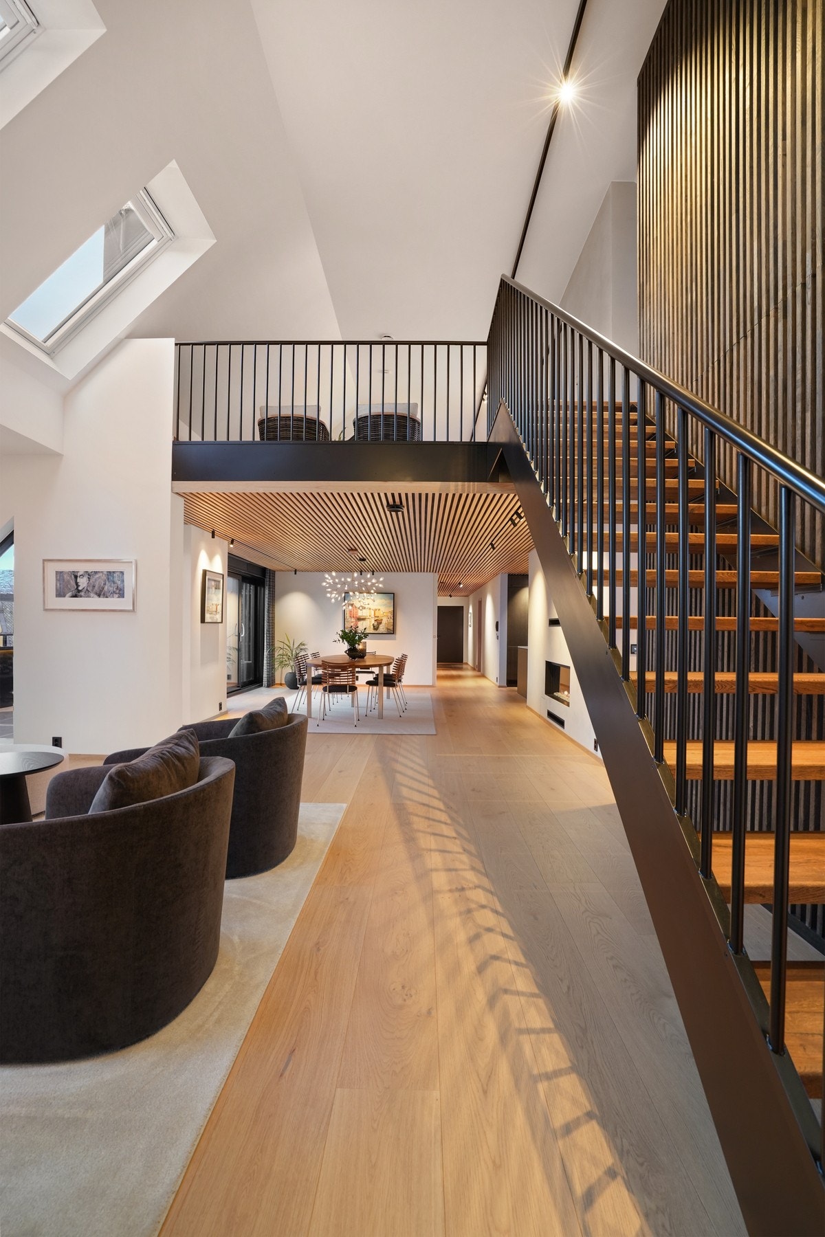 Gulvet har gjennomgående 1-stavs eikeparkett, kombinert med hvitmalte veggflater for et delikat uttrykk. Galleribilde