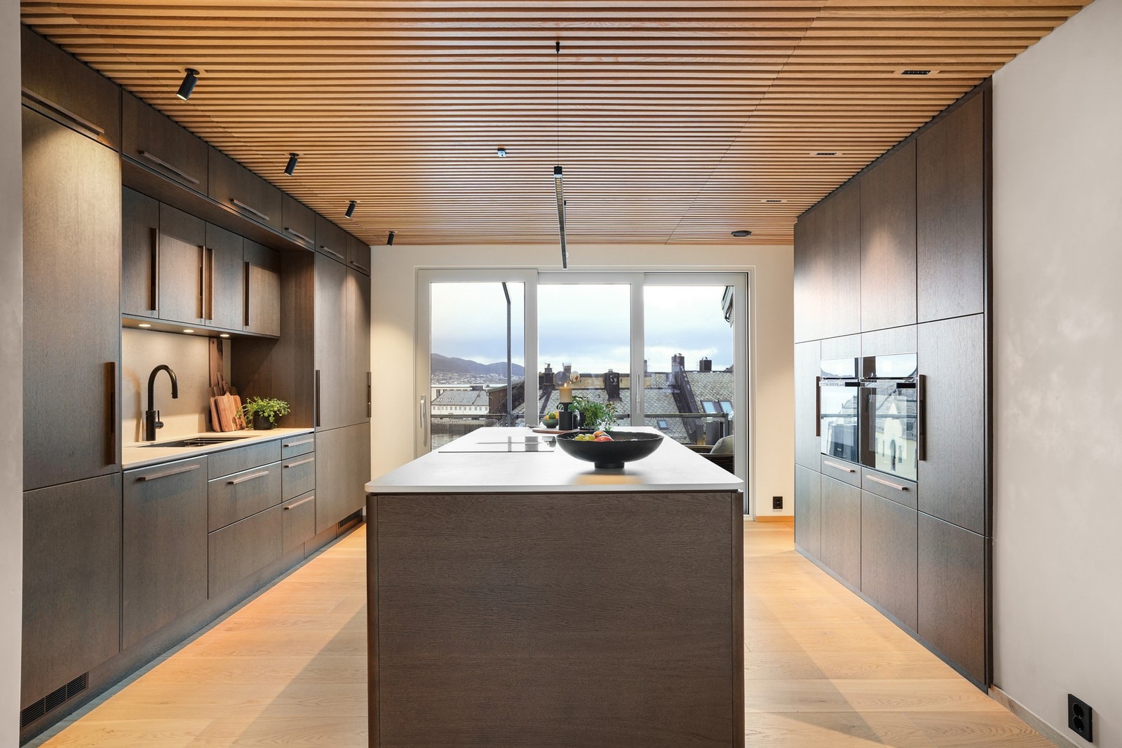 Fire lekre seksjoner inkluderer en flott kjøkkenøy med egen barløsning. Galleribilde