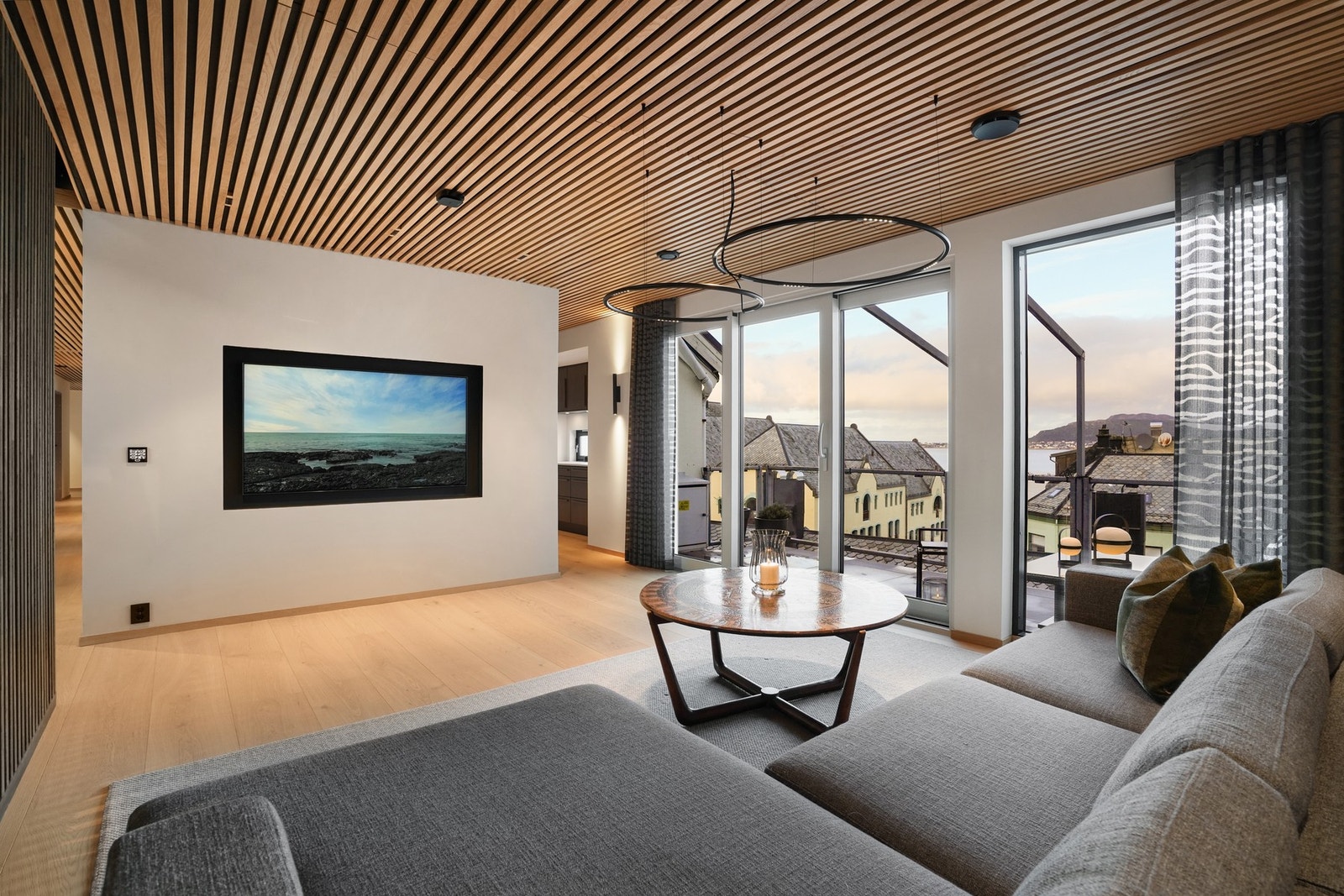 En skjermet stuesone er i dag en koselig tv-stue med store vindusflater. Galleribilde