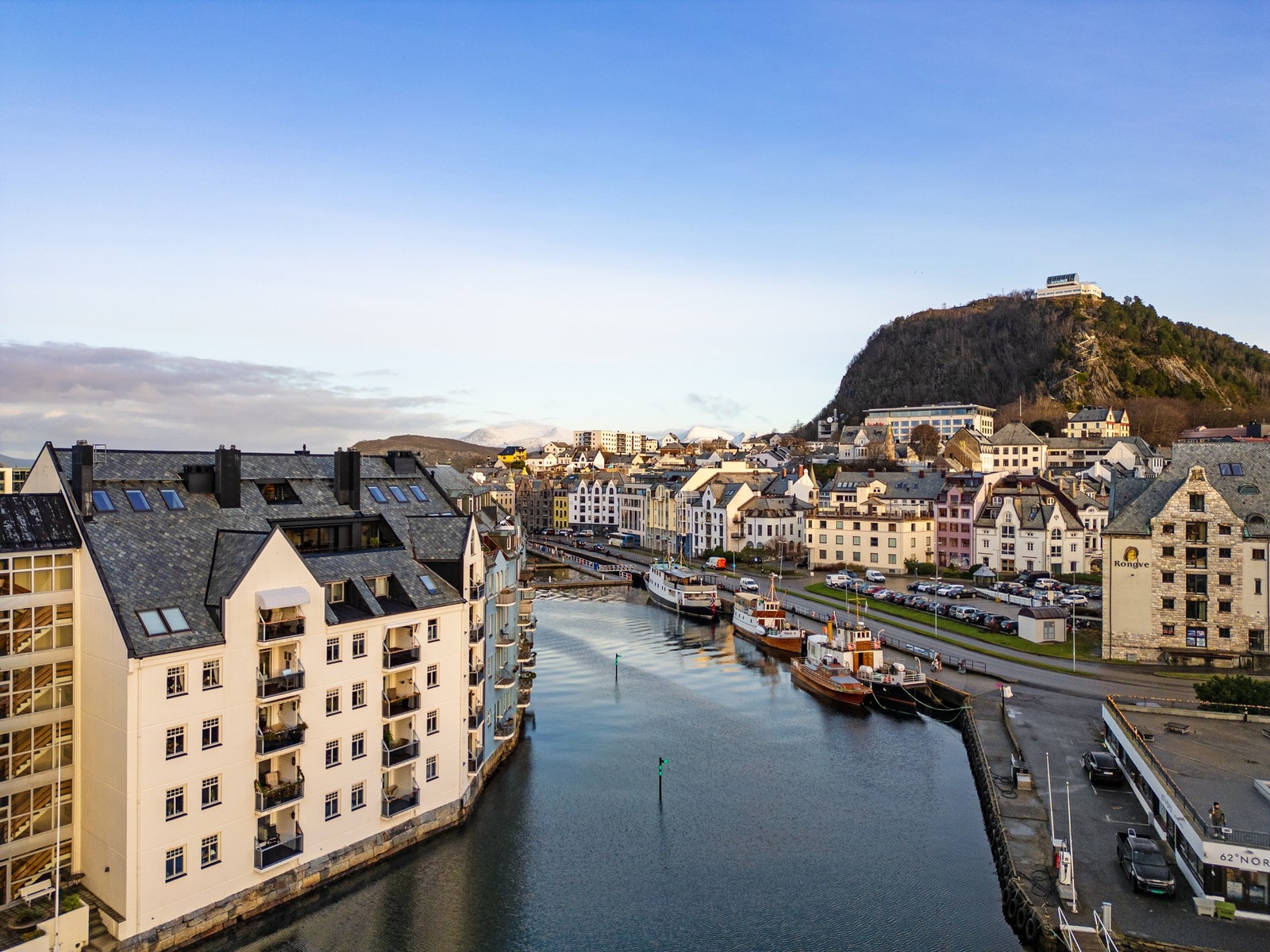 Plassert øverst i bygget får leiligheten eventyrlig utsikt! Galleribilde