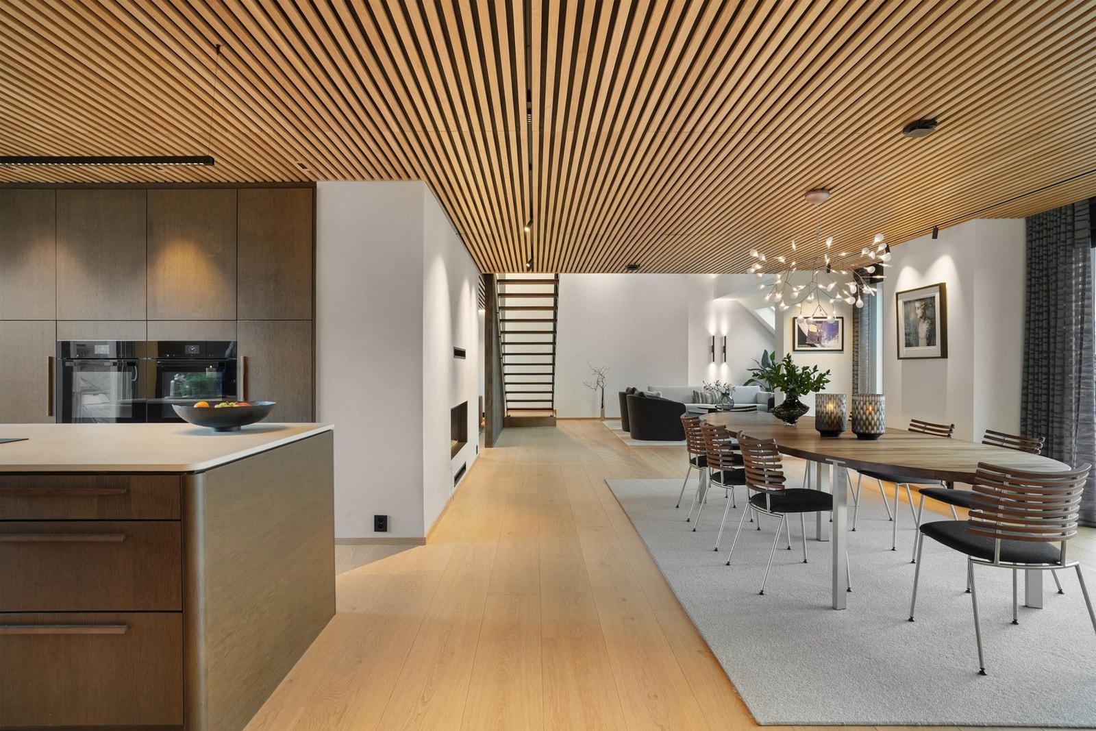 Kjøkkenet har delvis åpen løsning mot stuen, med mulighet for både sosial matlaging og skjermet arbeidsro. Galleribilde