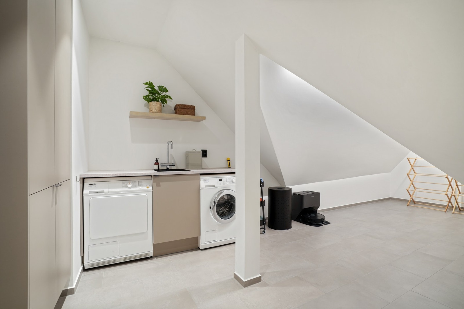 På hovedplanet har leiligheten et separat vaskerom for enklere hverdager. Galleribilde