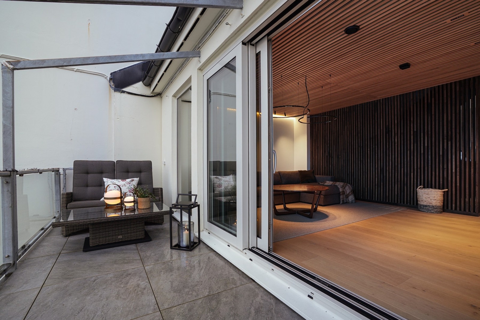 Tv-stuen har utgang til en nordvendt veranda, Galleribilde