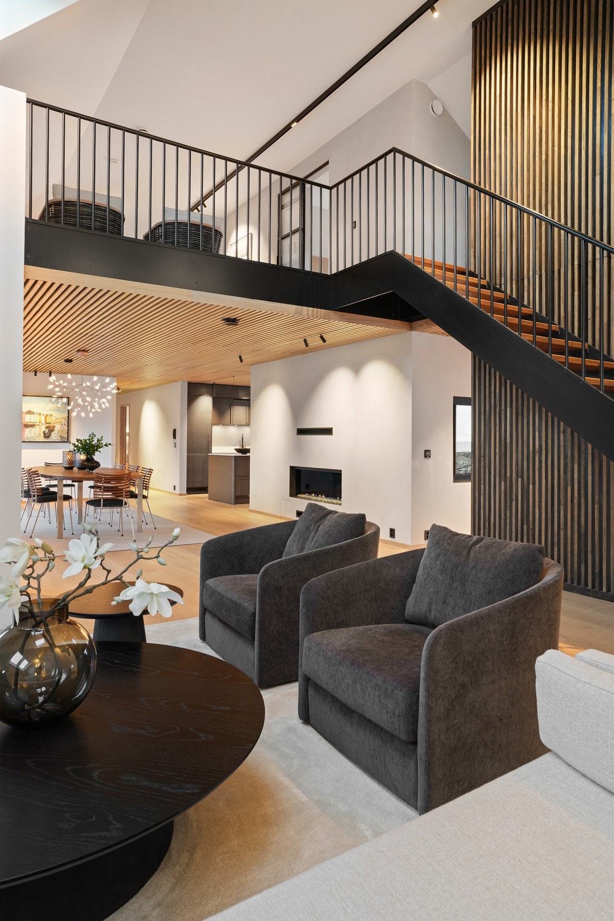 Stuen innbyr til hygge fra tidlig morgen til sent på kveld. Galleribilde