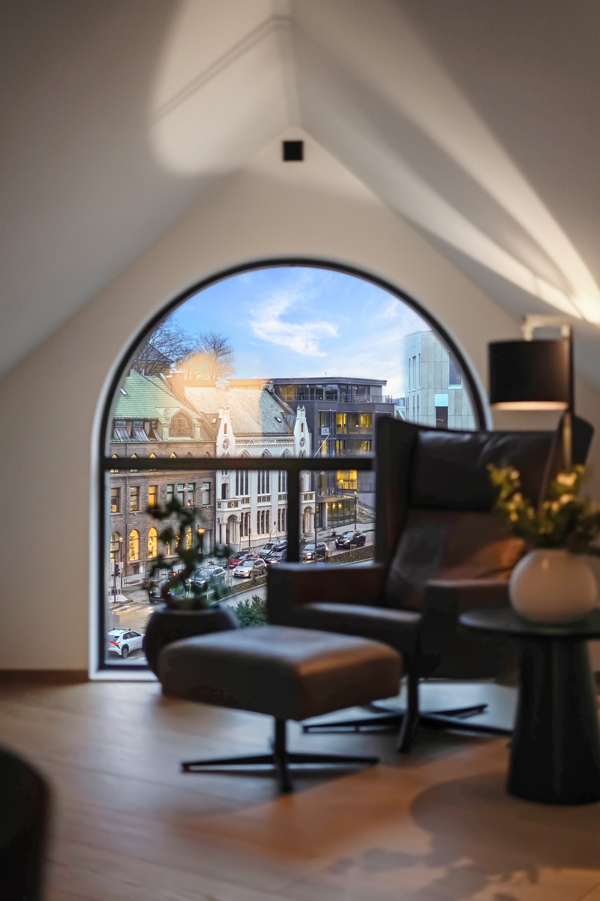 Den største stuesonen har en sydvendt ark med buet vindu mot Dronning Sonjas plass. Galleribilde