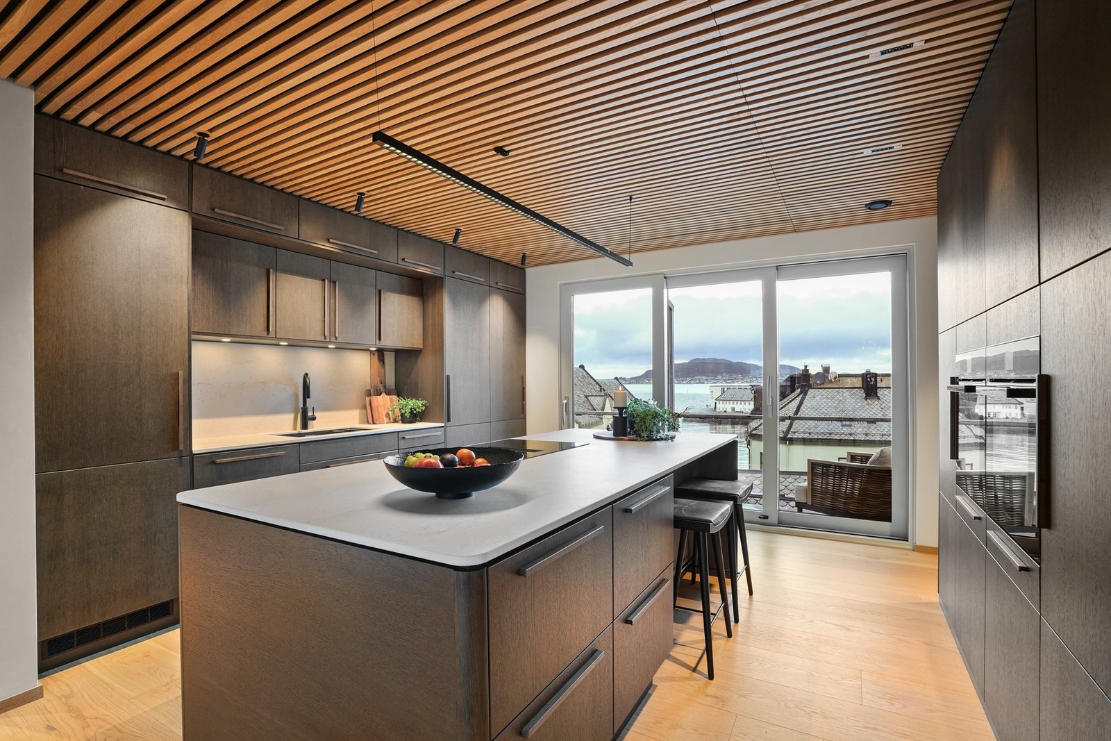 Plassen er utnyttet maksimalt, med mye oppbevaring og fine arbeidsflater. Galleribilde