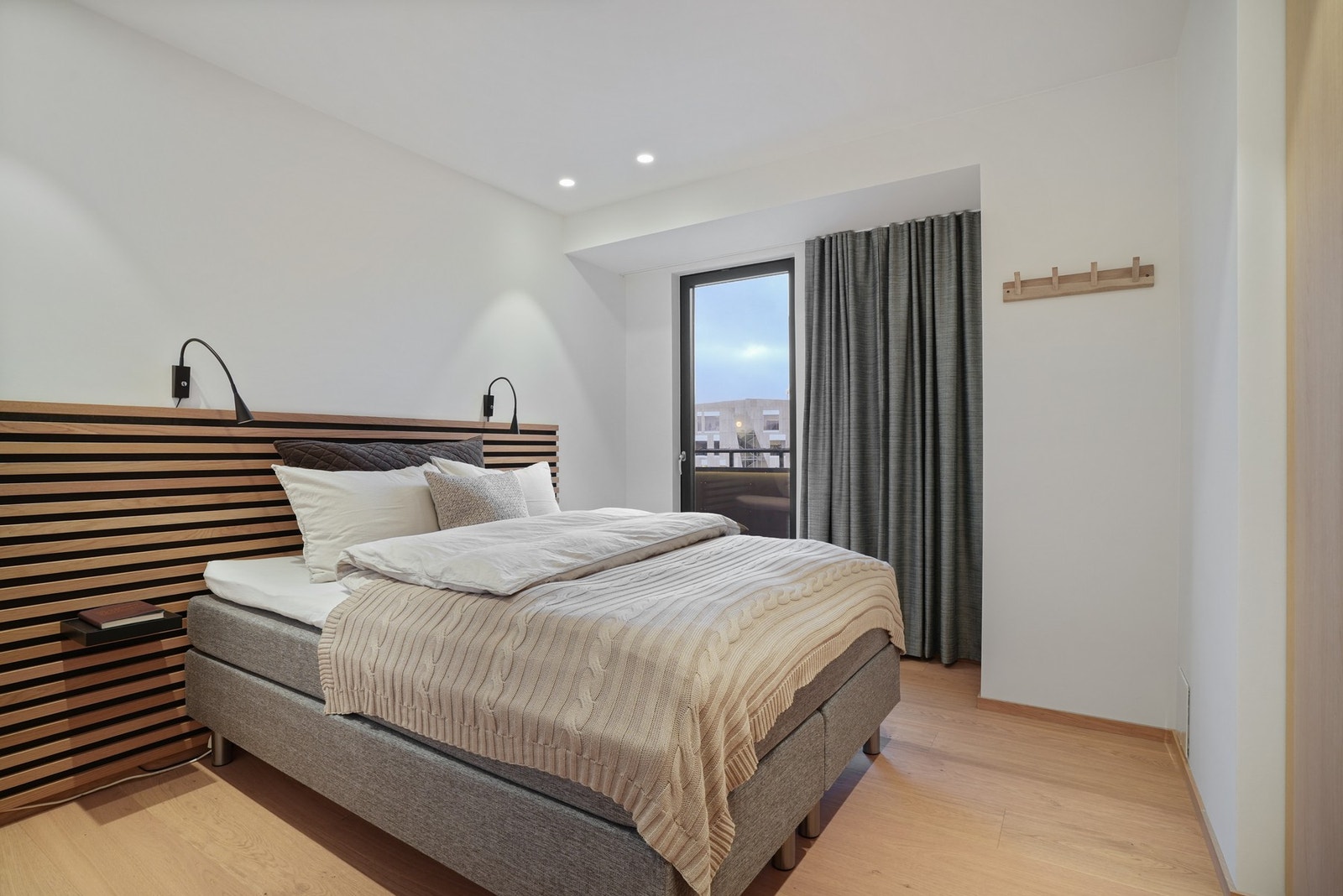 Mot syd finner man det andre soverommet i 6. etasje, med egen utgang til hovedterrassen. Galleribilde