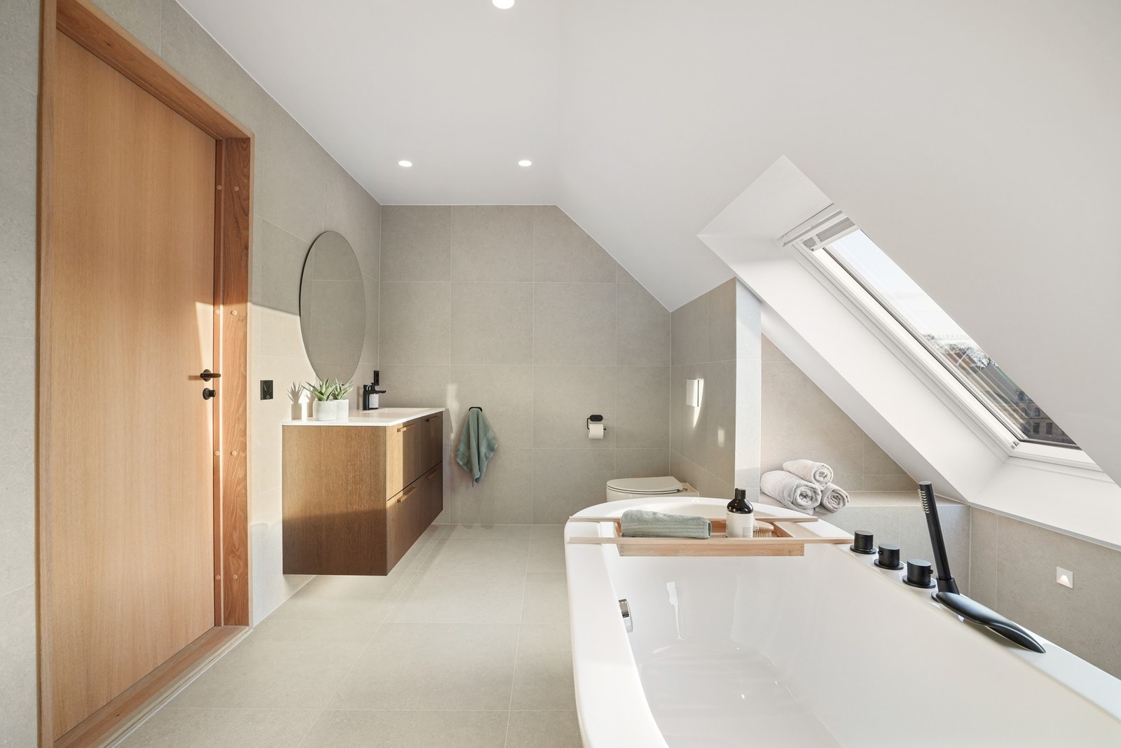 Det øverste badet er av god størrelse, hvor lun belysning og frittstående badekar bidrar til en herlig spafølelse. Galleribilde