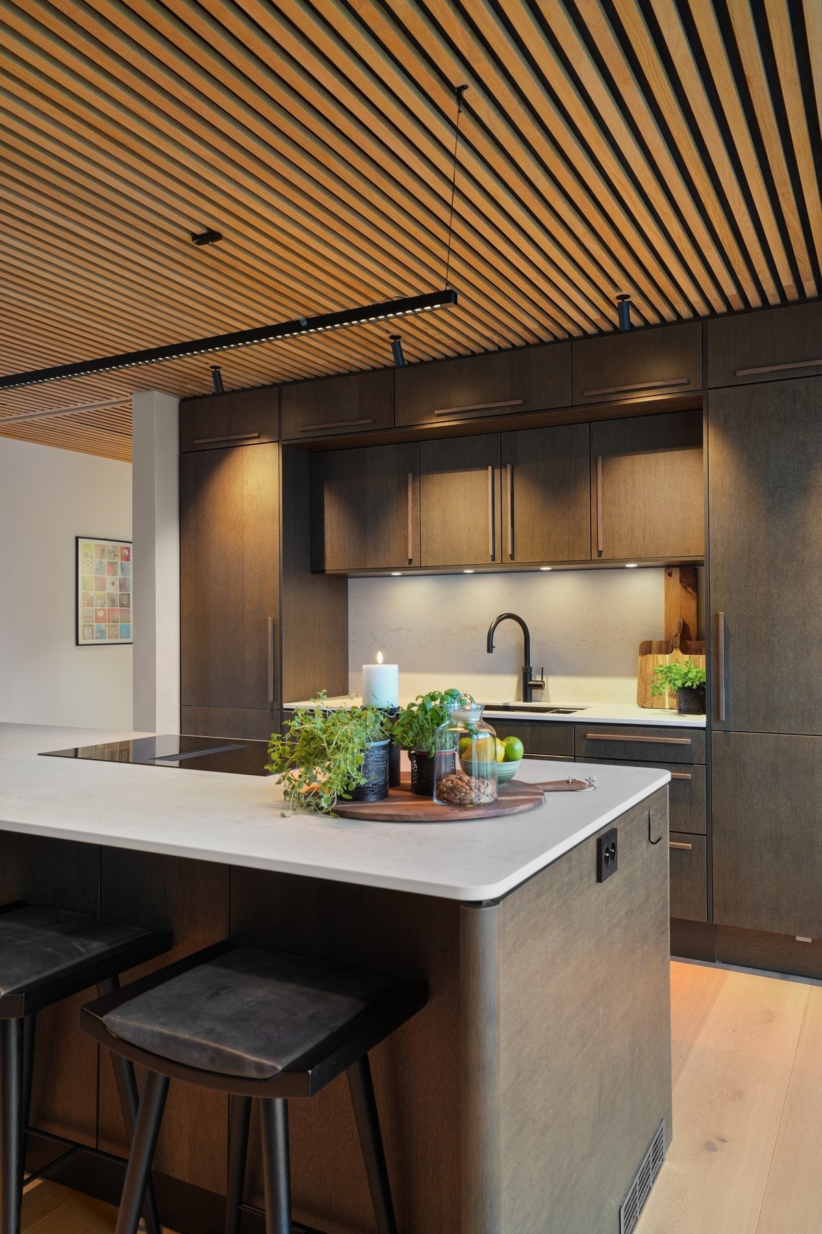 Kjøkkenøya er et fint samlingspunkt, perfekt for måltider, gode samtaler og lekselesing mens middagen tilberedes. Galleribilde