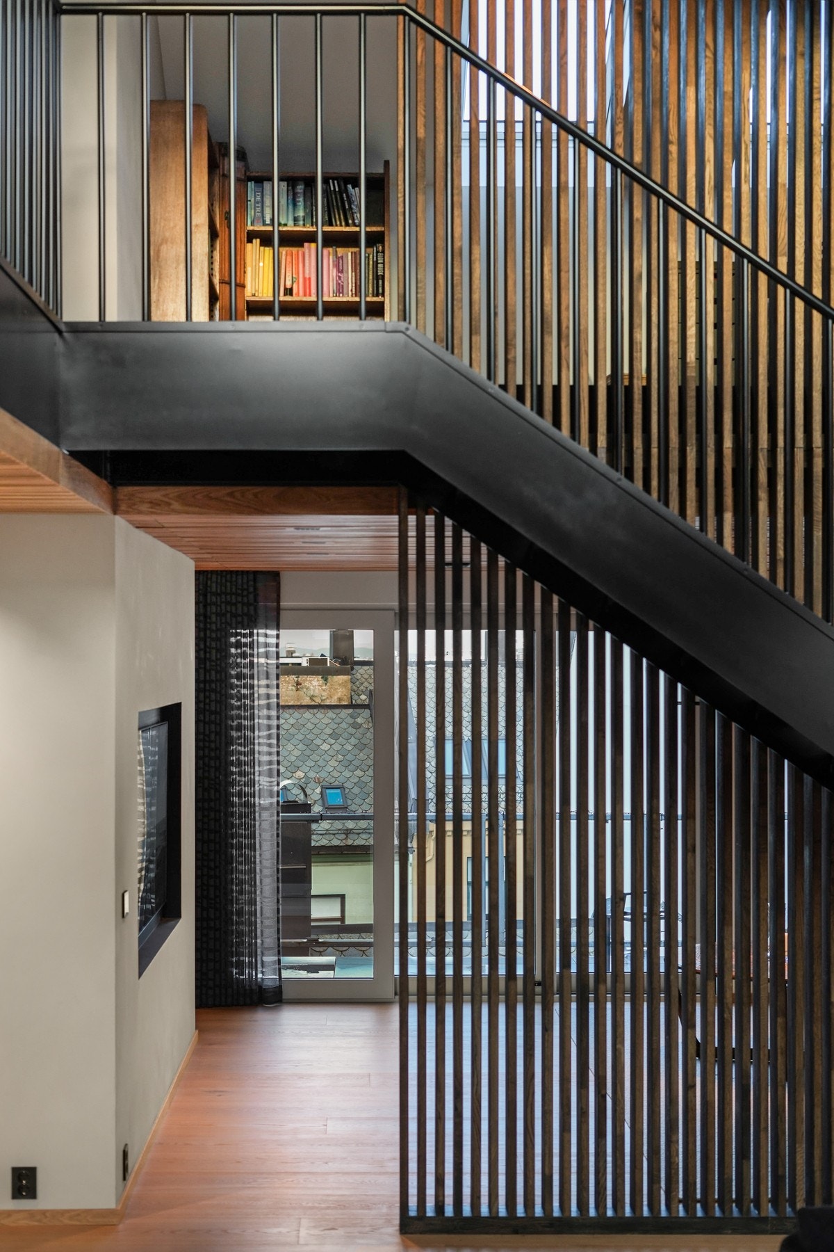 Eksklusiv eiketrapp med åpne opptrinn og lakkert stålrekkverk. Galleribilde