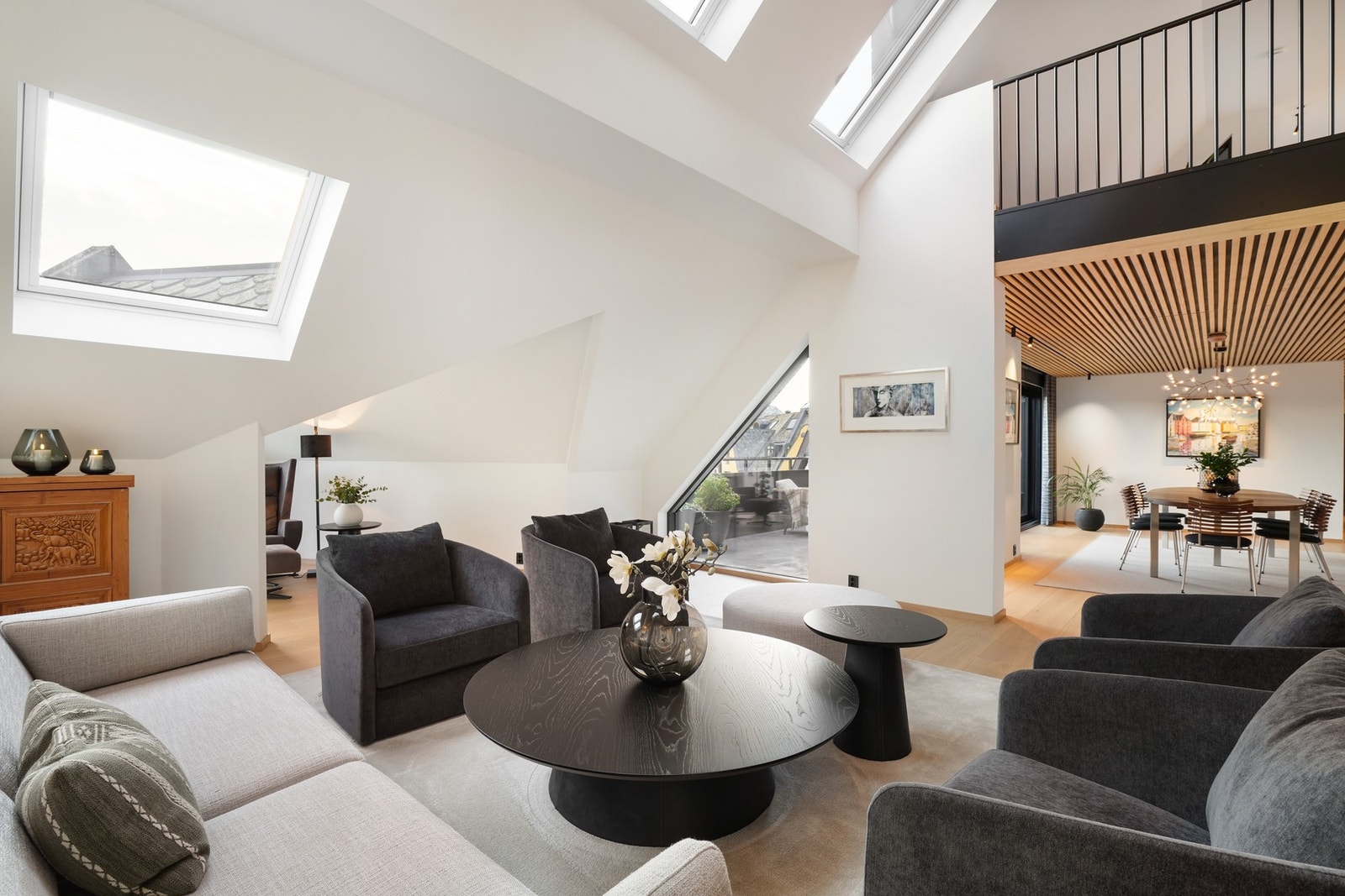 Lyset strømmer inn via store vindusflater på begge sider av hovedstuen. Galleribilde