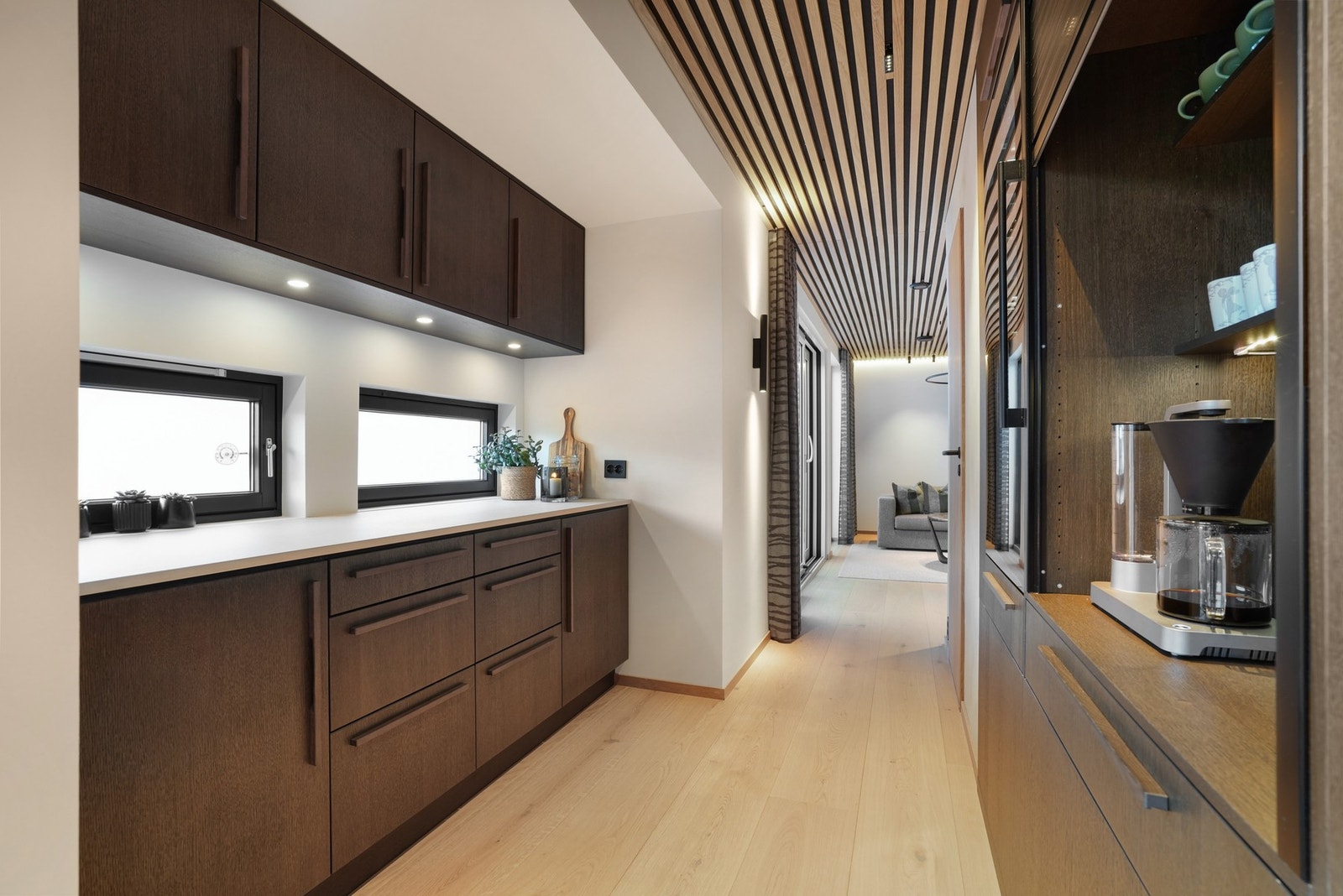 Alle hvitevarene er integrerte, med blant annet vinskap, fryseskap, induksjonstopp på øya og to stekeovner i høyskap. Galleribilde