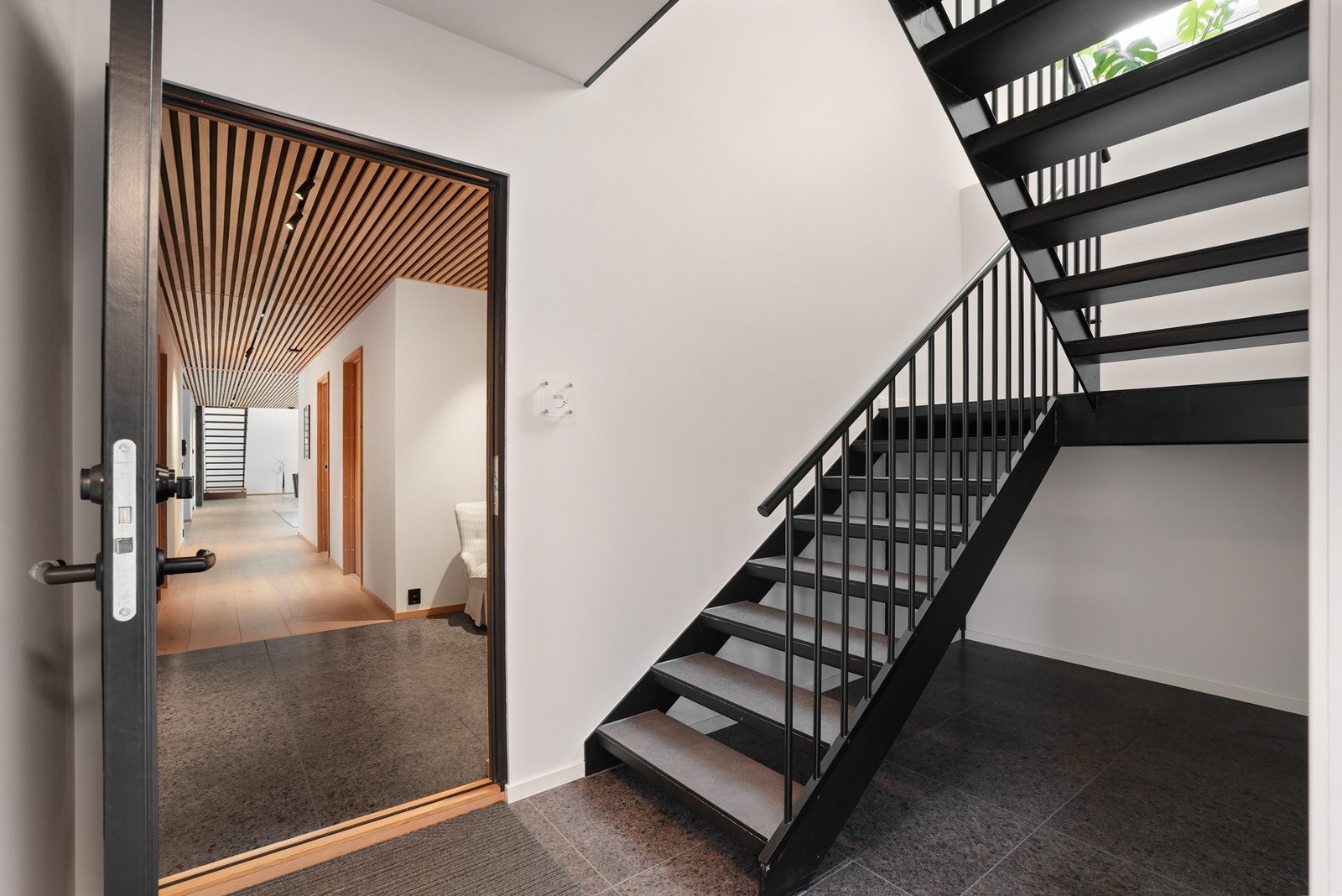 Metalltrapp og rekkverk i trapperom/yttergang. Galleribilde