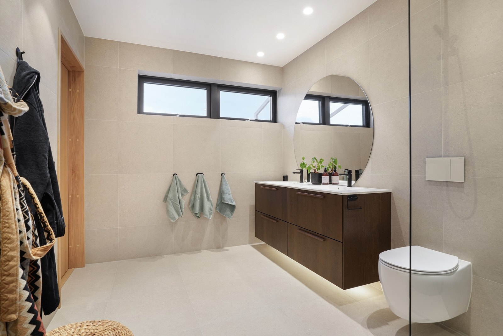 Badet i masterfløyen har regnfallsdusj, vegghengt toalett og dobbel servant på en strøken innredning. Galleribilde