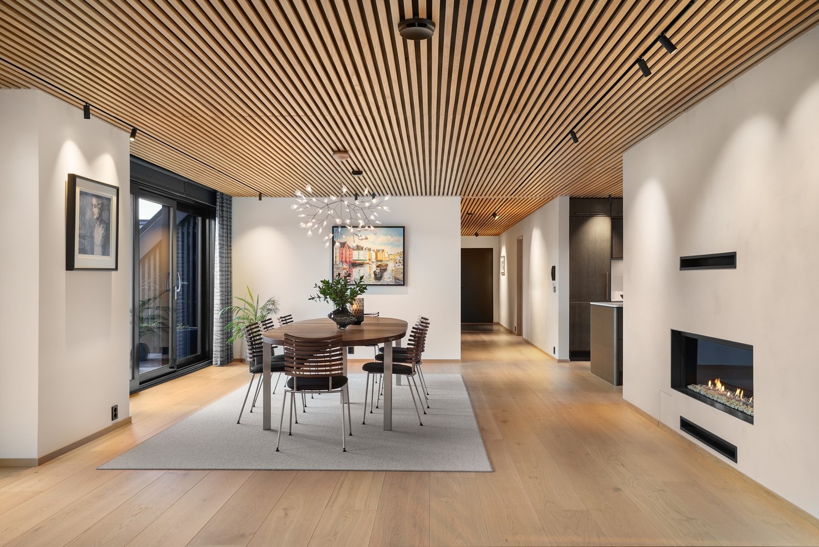 Et av høydepunktene må sies å være en stor, åpen og luftig stue med klart avdelte soner. Galleribilde