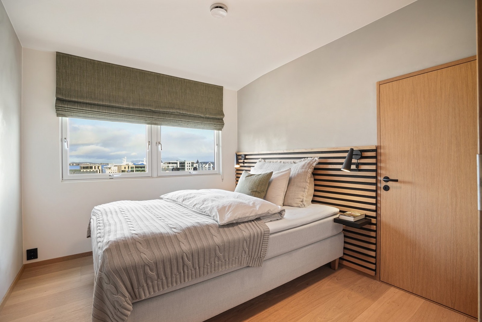 Mykt, stilrent og innbydende soverom. Galleribilde