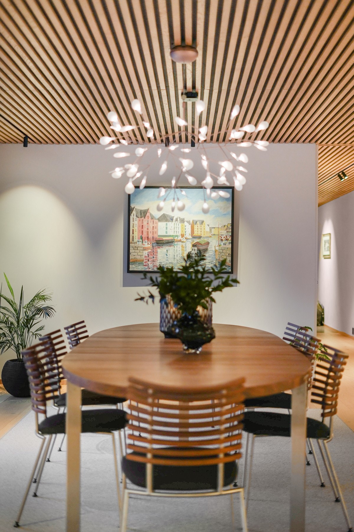 Stilfull spiseplass med gjennomtenkt belysning og naturlige materialer. Galleribilde