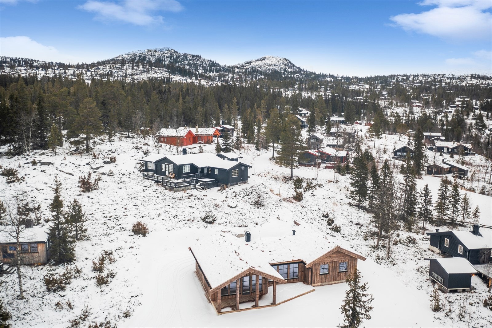 Ca 30 minutter unna med bil ligger både Bøseter og Norefjell- et av Norges mest populære rekreasjonsdestinasjoner, med flott natur, høyfjellshotell og moderne skianlegg. Galleribilde