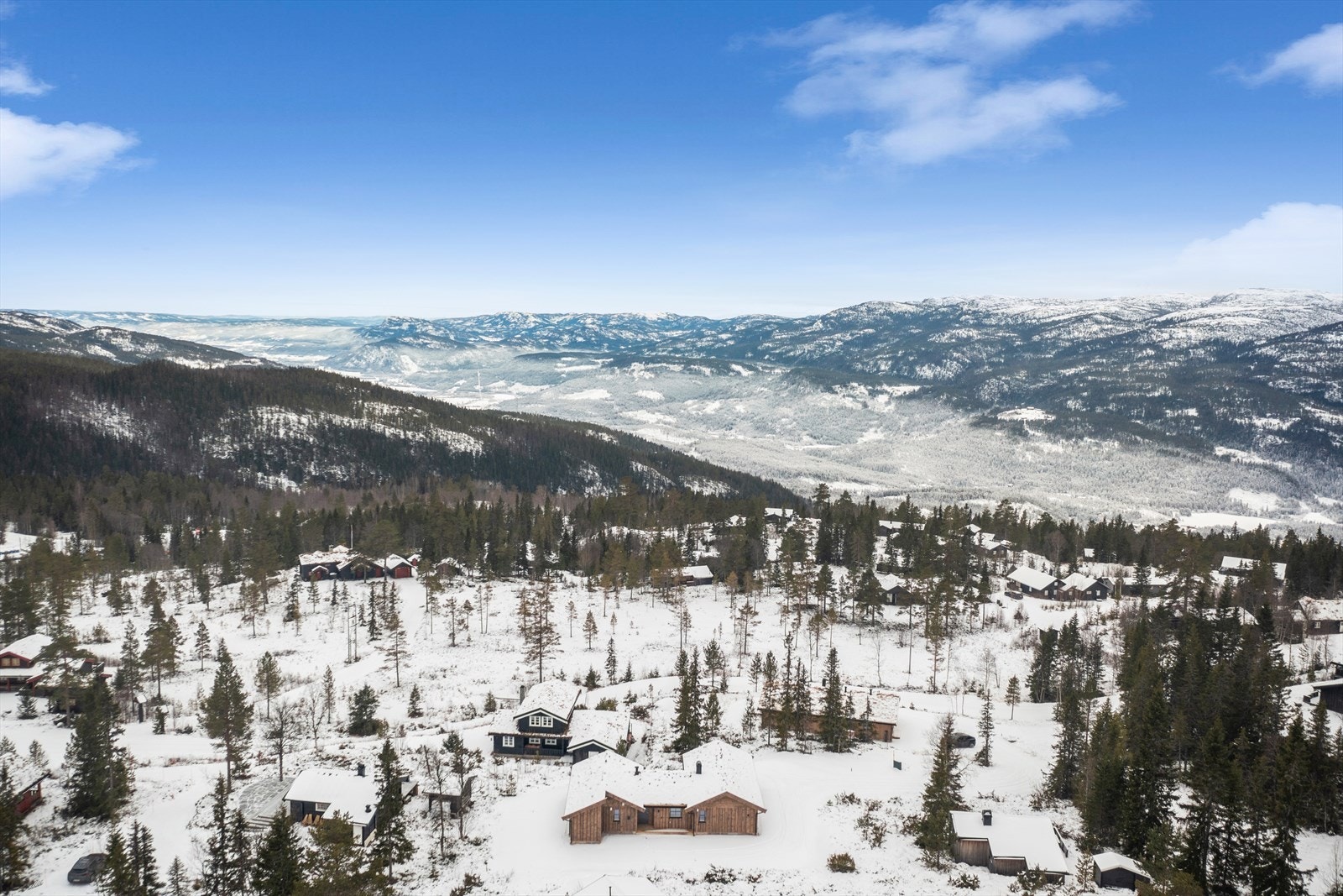 Hytta har aldeles nydelig utsikt mot fjellheimen! Galleribilde