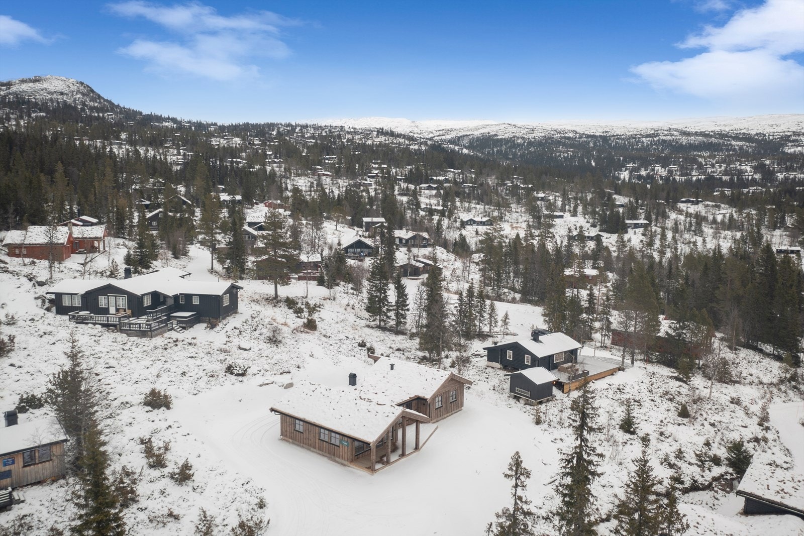 Fantastiske turmuligheter til Gråfjell, Norefjell m.fl. For en opplevelse av Øst-Norges videste utsikt anbefales en fin og familievennlig topptur opp til Høgevarde. Galleribilde