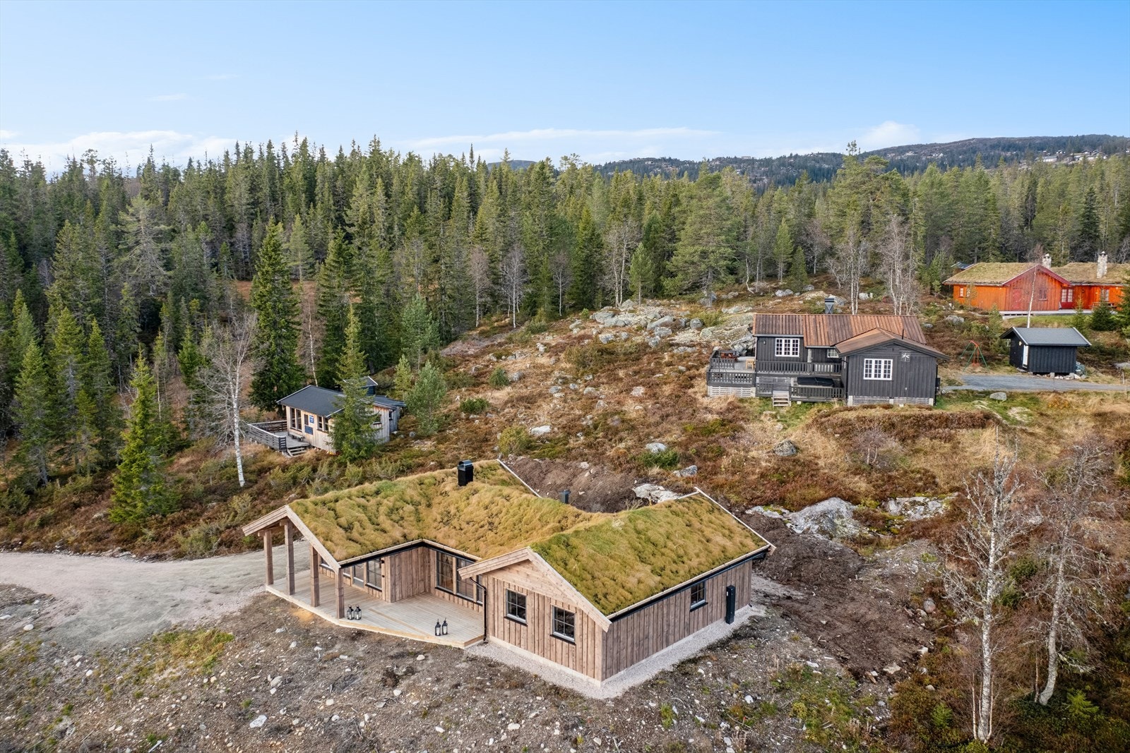 Hytta selges med §12-garanti (med forbehold om at eiendommen selges innen 6 mnd. etter ferdigstillelse, og kjøper er å anse som forbruker). Galleribilde