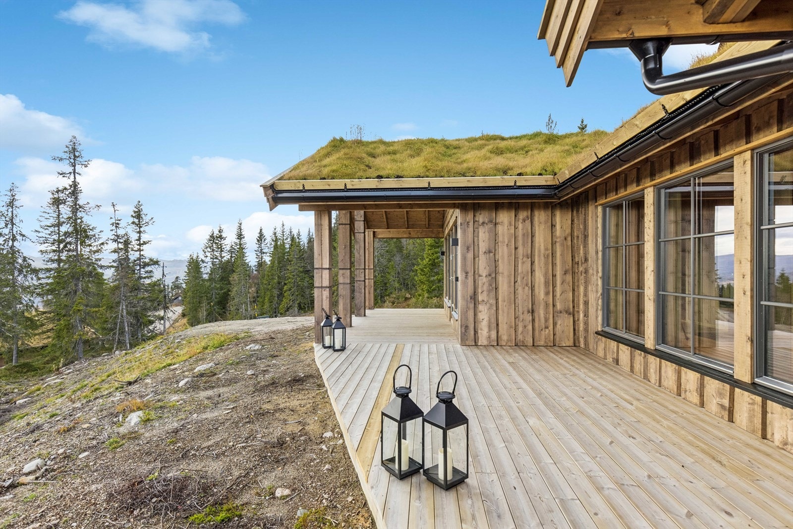 Terrassen har rikelig med plass til utemøbler, grill etc. Galleribilde