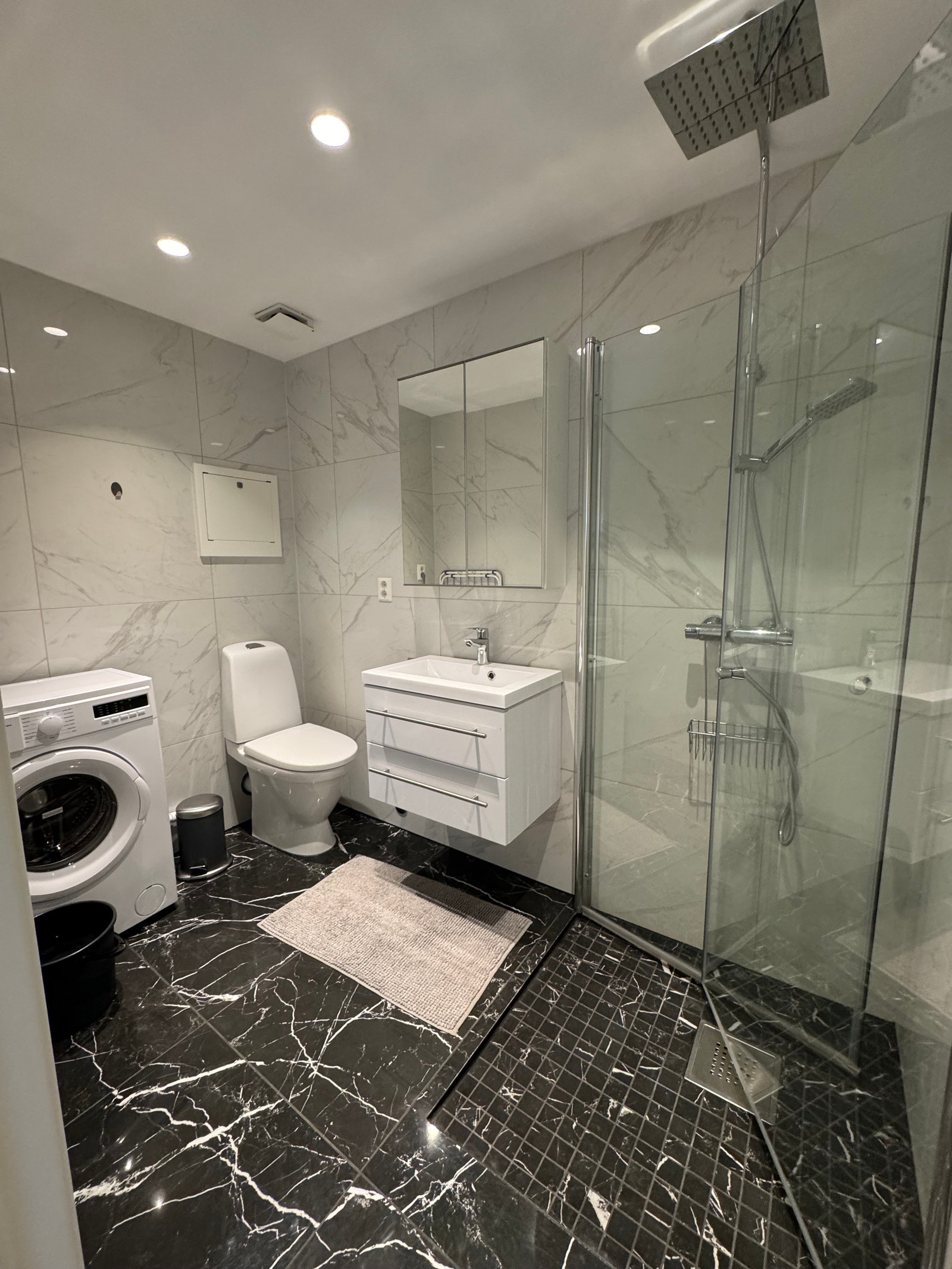 Nytt flislagt bad med vaskemaskin Galleribilde