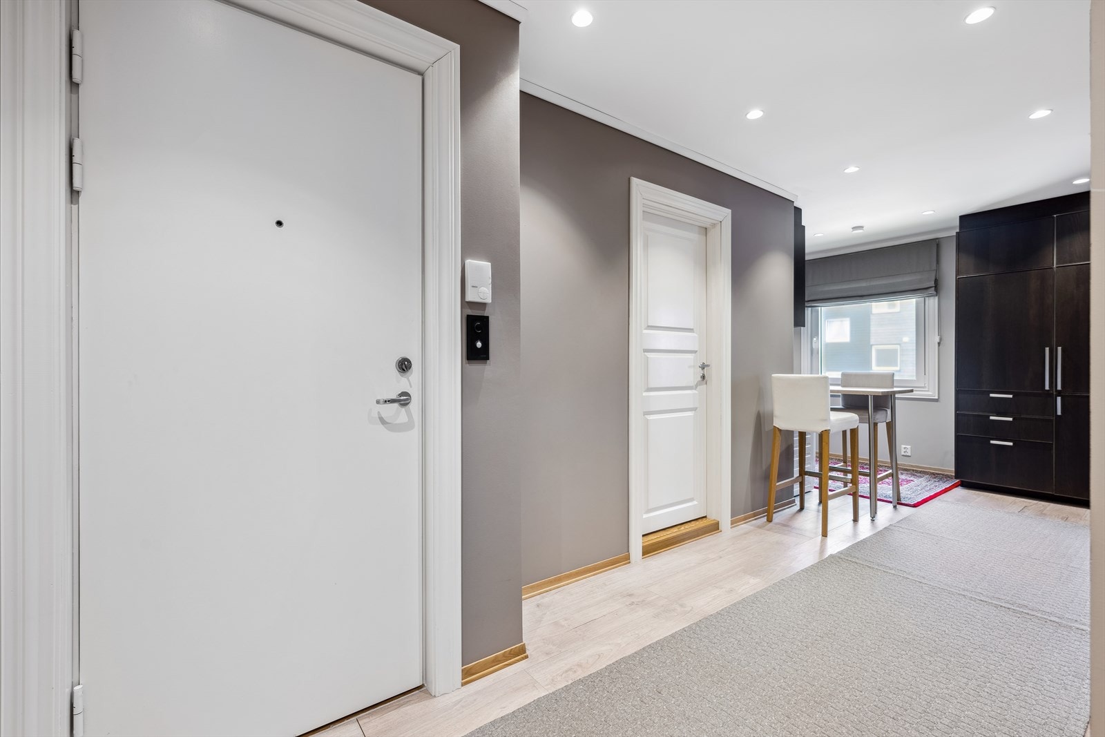 Det er integrert kjøleskap på kjøkkenet Galleribilde