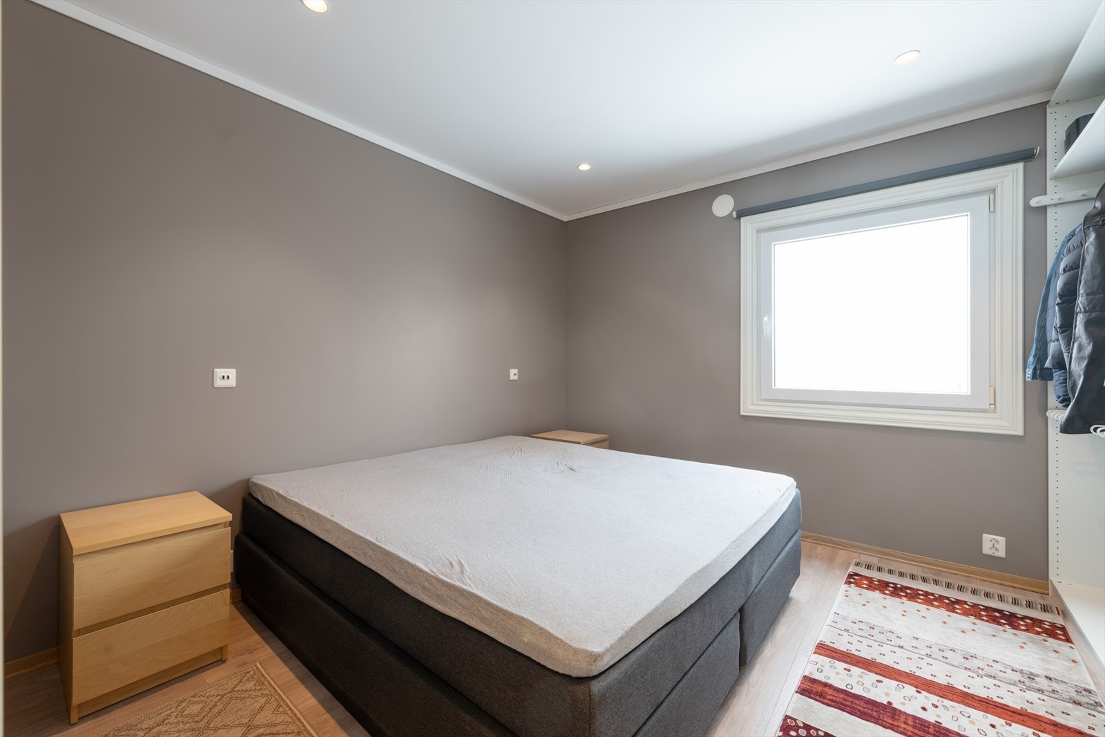 Soverom 1 med garderobeskap Galleribilde