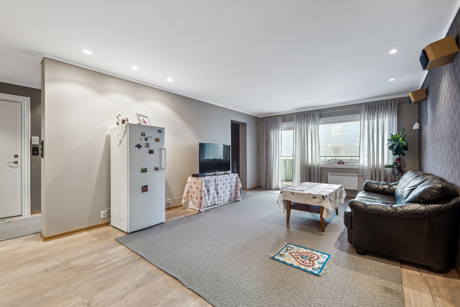 Stuen er av god størrelse og har plass til stor sofa og spisestue (det er integrert kjøleskap på kjøkkenet) Galleribilde