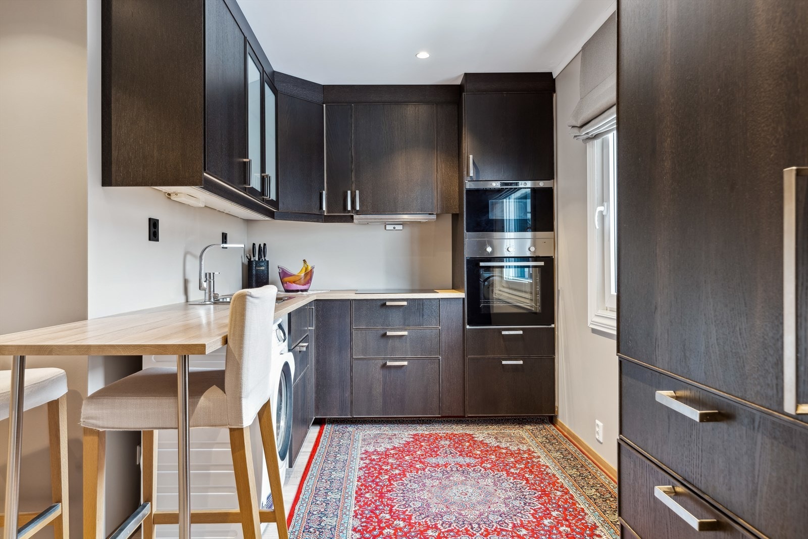 Stilig kjøkken med mye skapplass Galleribilde