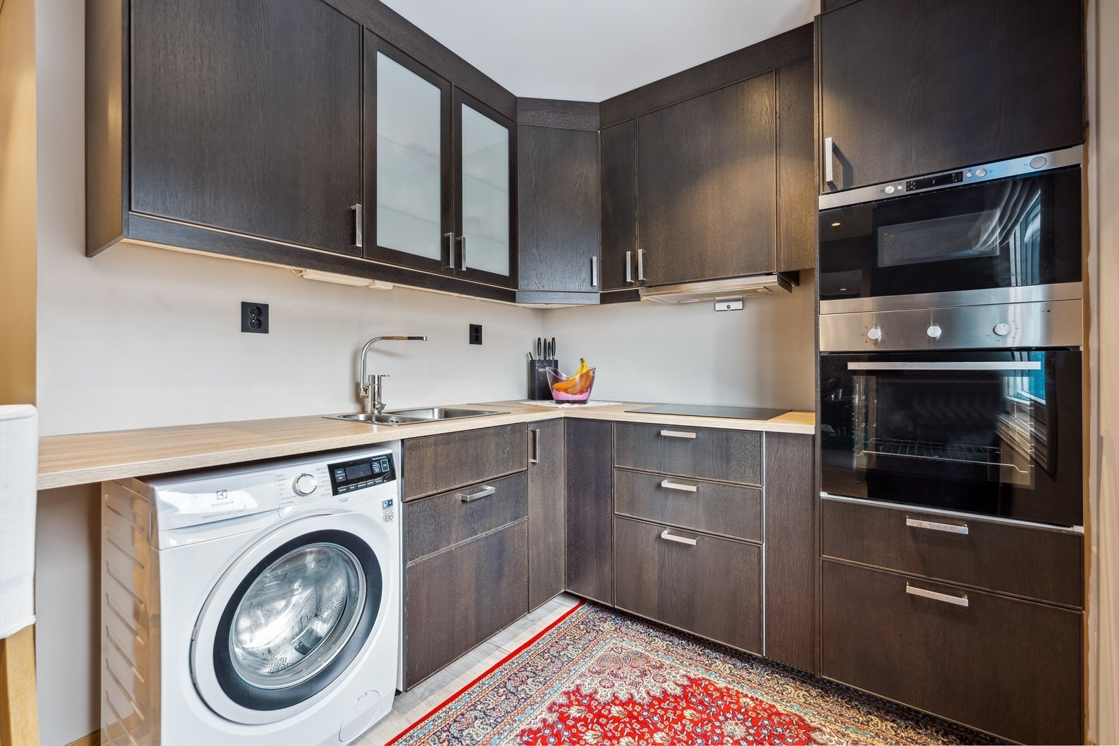 Integrerte hvitevarer -kjøleskap/frys,
oppvaskmaskin, stekeovn, platetopp og mikrobølgeovn Galleribilde