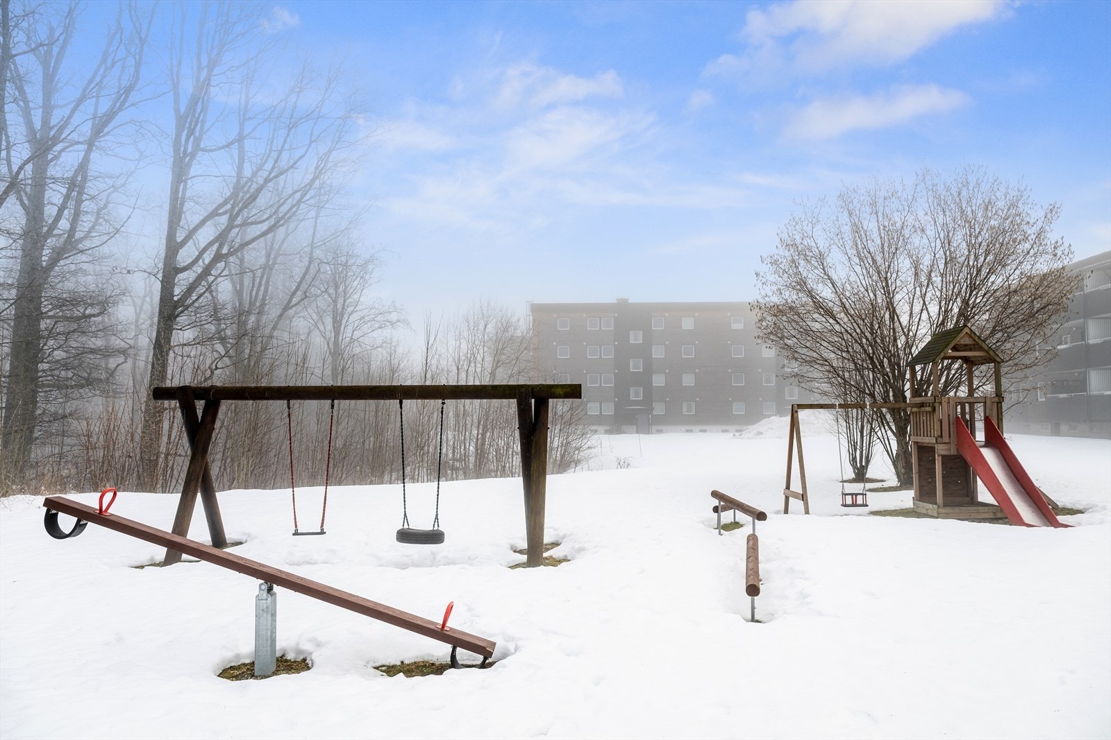 Lekeapparater på borettslagets tomt Galleribilde